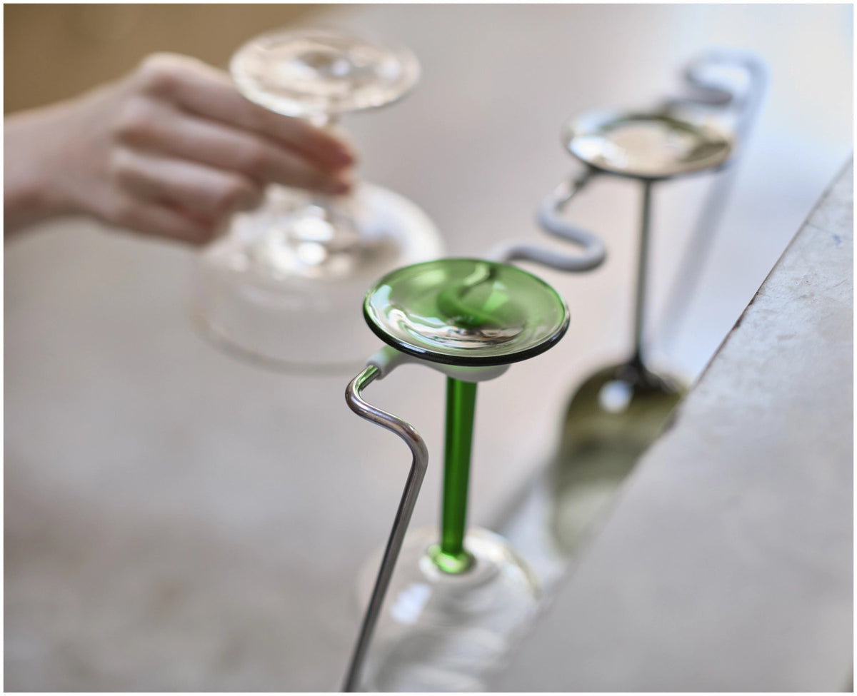 DrySmart Abtropfgestellt Weingläser in Grau präsentiert im Onlineshop von KAQTU Design AG. Abtropfgestell ist von Joseph Joseph