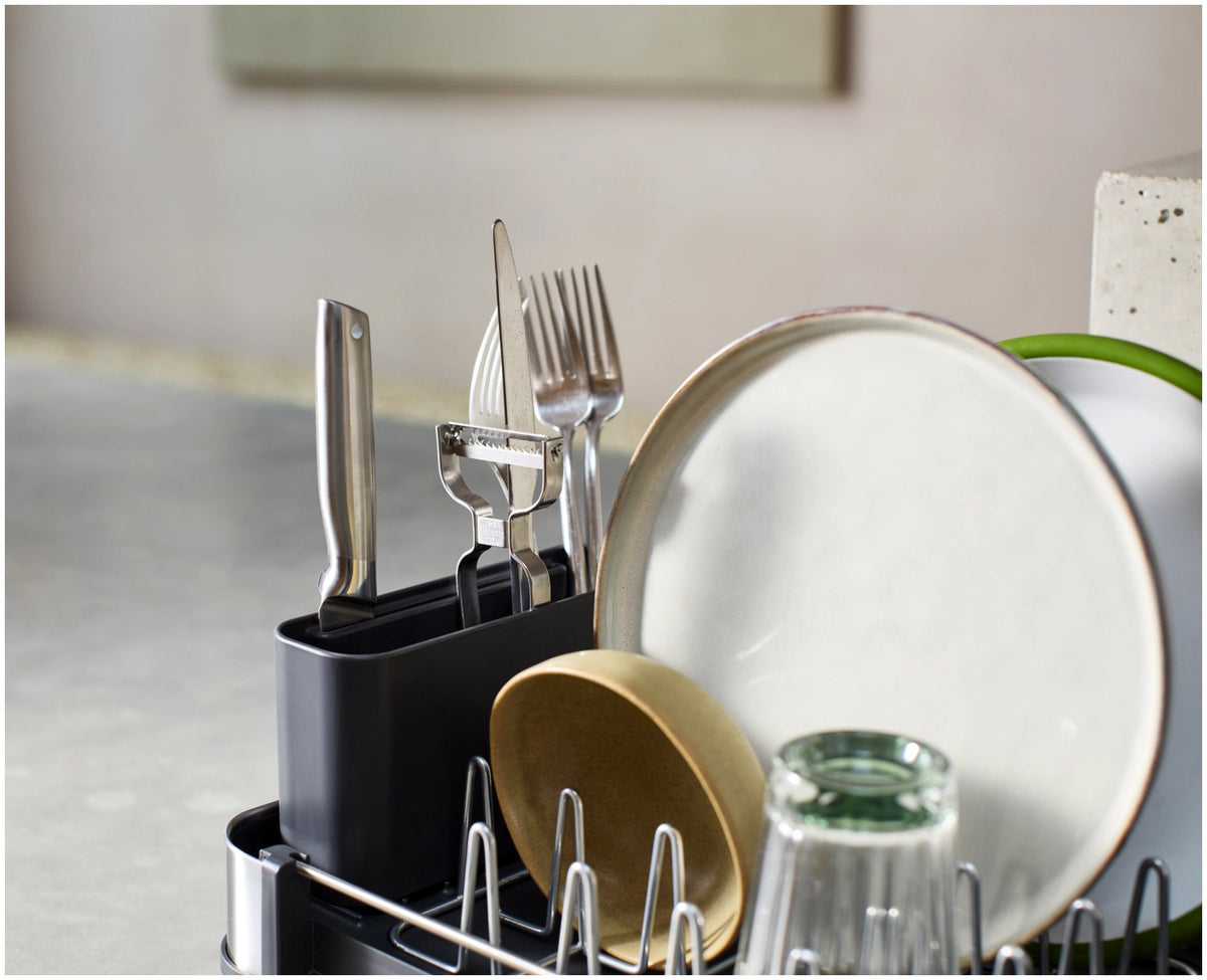 Extend Abtropfgestell ausziehbar Edelstahl in Grau präsentiert im Onlineshop von KAQTU Design AG. Abtropfgestell ist von Joseph Joseph