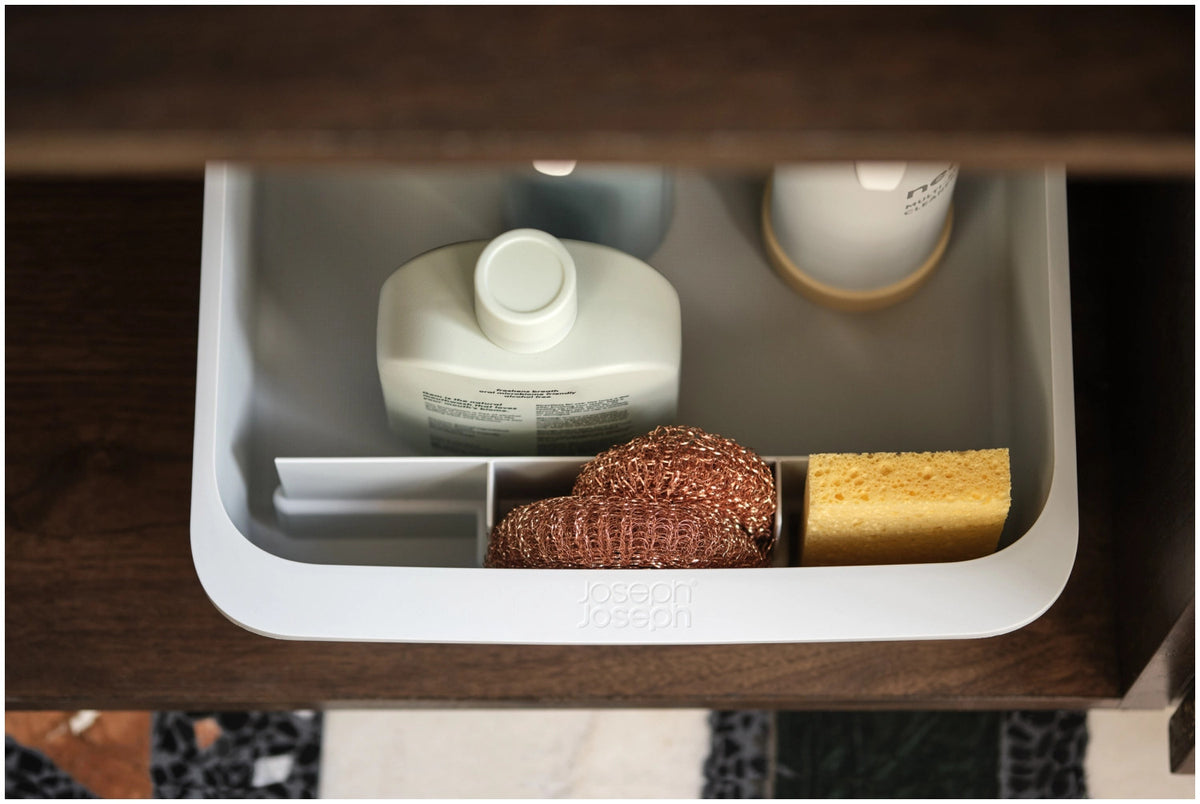 CupboardStore Putzschrank ausziehbar aus recycl. Kunststoff in Grau präsentiert im Onlineshop von KAQTU Design AG. Küchenhelfer ist von Joseph Joseph