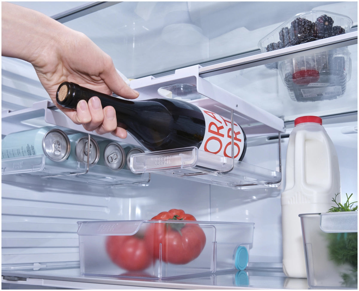 FridgeStore Kühlschrank-Unterregal Flaschenhalter in Grau präsentiert im Onlineshop von KAQTU Design AG. Küchenhelfer ist von Joseph Joseph