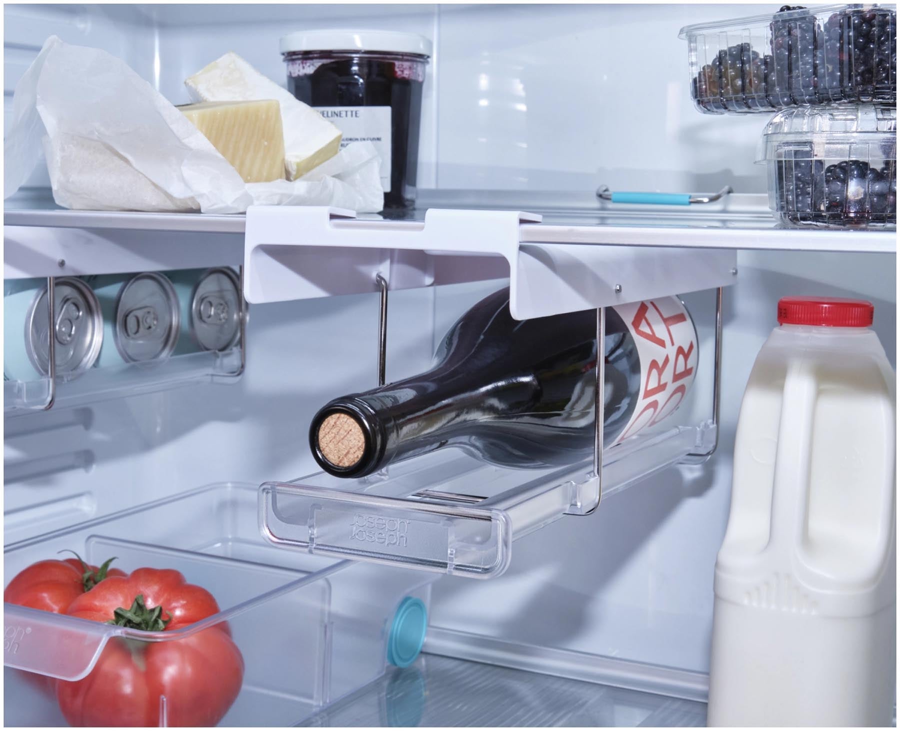 Stylischer Flaschenhalter für den Kühlschrank von Joseph Joseph, sorgt für Ordnung und optimalen Platz für Ihre Getränke im Kühlraum.