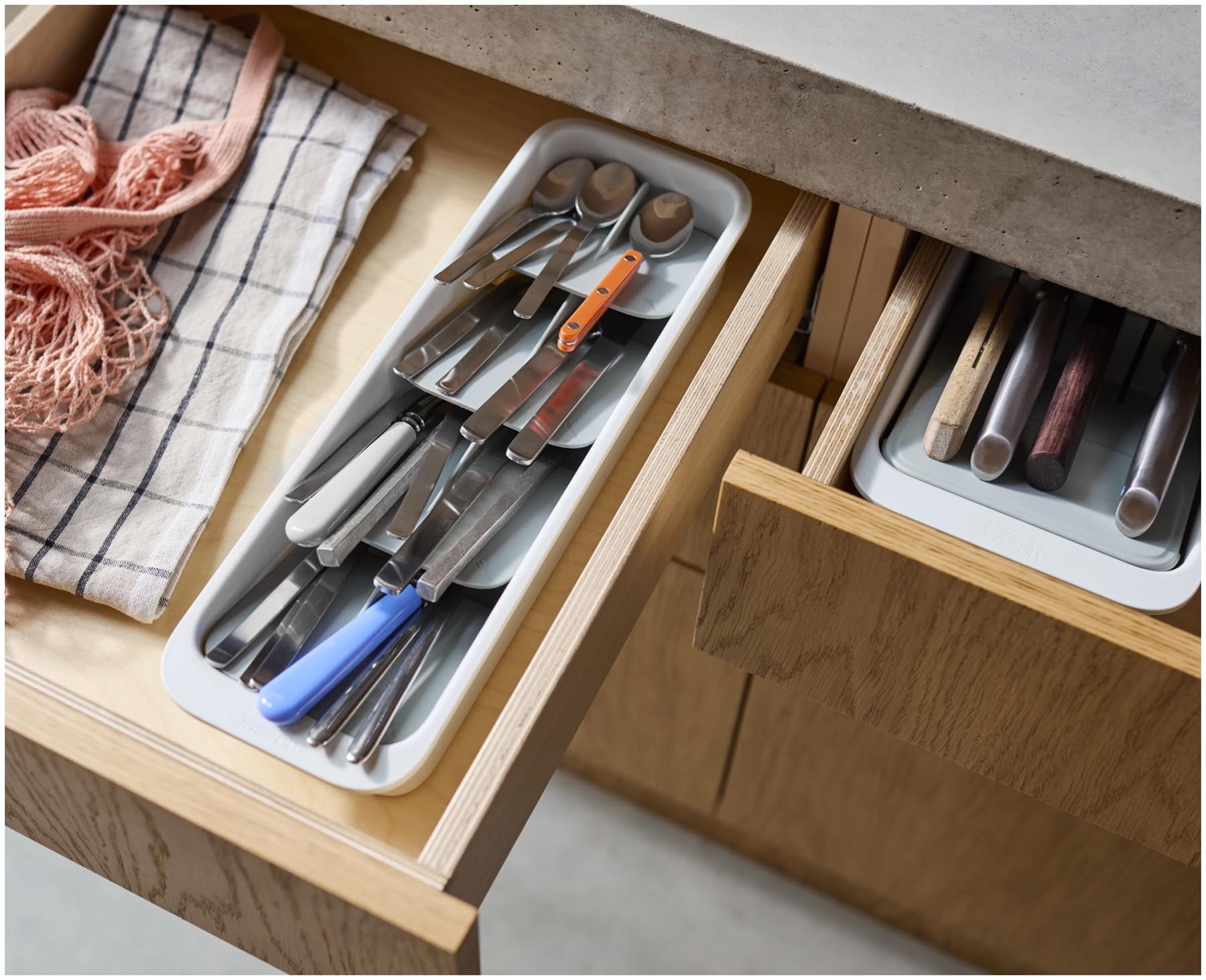Praktischer Besteckkasten aus umweltfreundlichem, recyceltem Kunststoff in stilvollem Grau, perfekt für die platzsparende Organisation von Besteck.