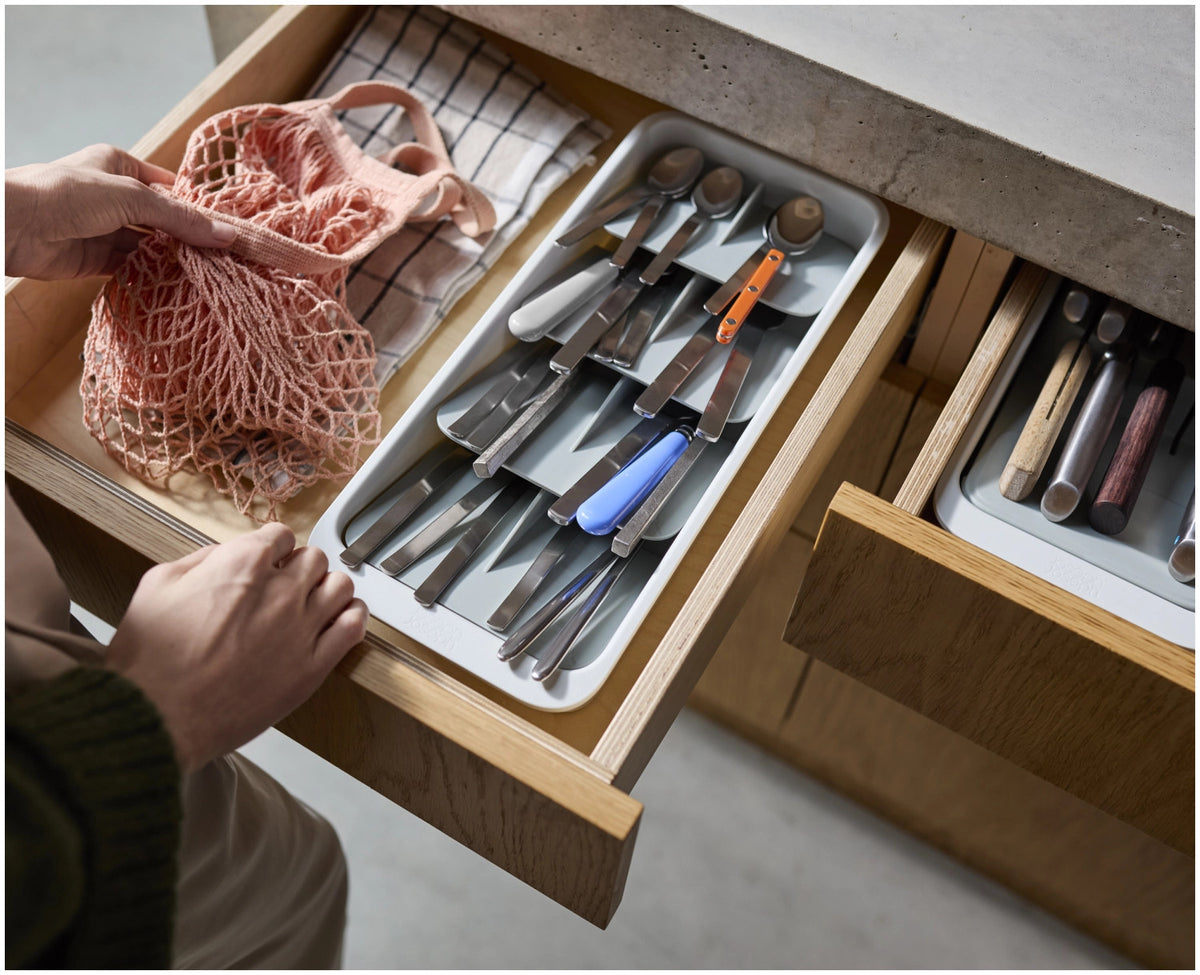 DrawerStore Besteckkasten gross aus recycl. Kunststoff in Grau präsentiert im Onlineshop von KAQTU Design AG. Besteckboxen ist von Joseph Joseph