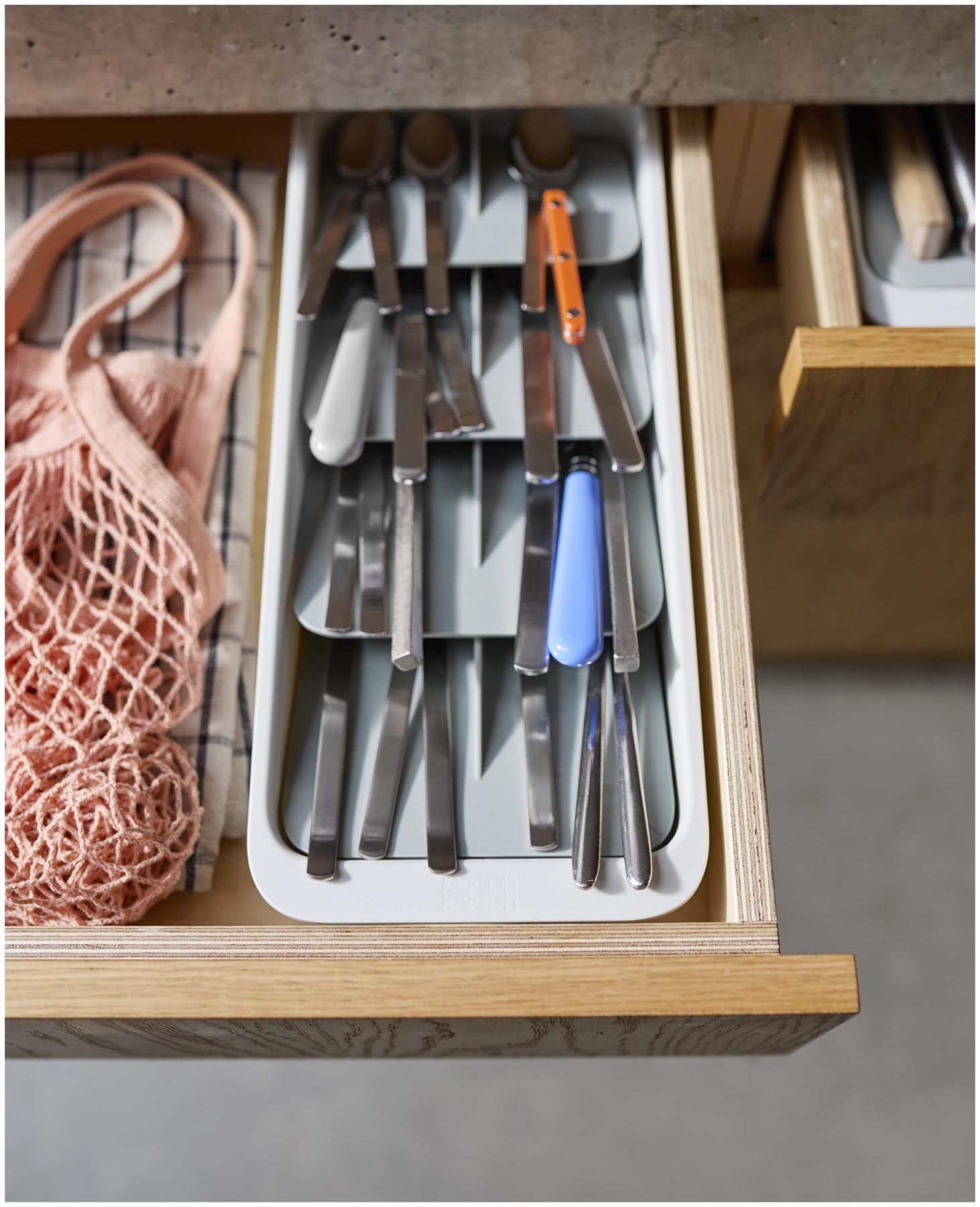 Stylischer Besteckkasten von Joseph Joseph aus recyceltem Kunststoff, perfekt für eine aufgeräumte Küchenschublade in modernem Design.