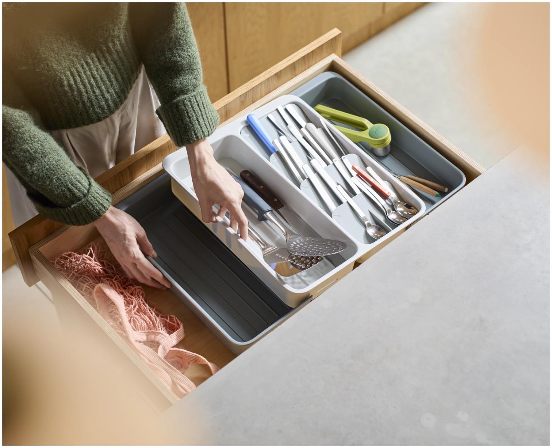 Praktische Messeraufbewahrung von Joseph Joseph aus recyceltem Kunststoff, ideal für eine ordentliche und sichere Küchenorganisation.