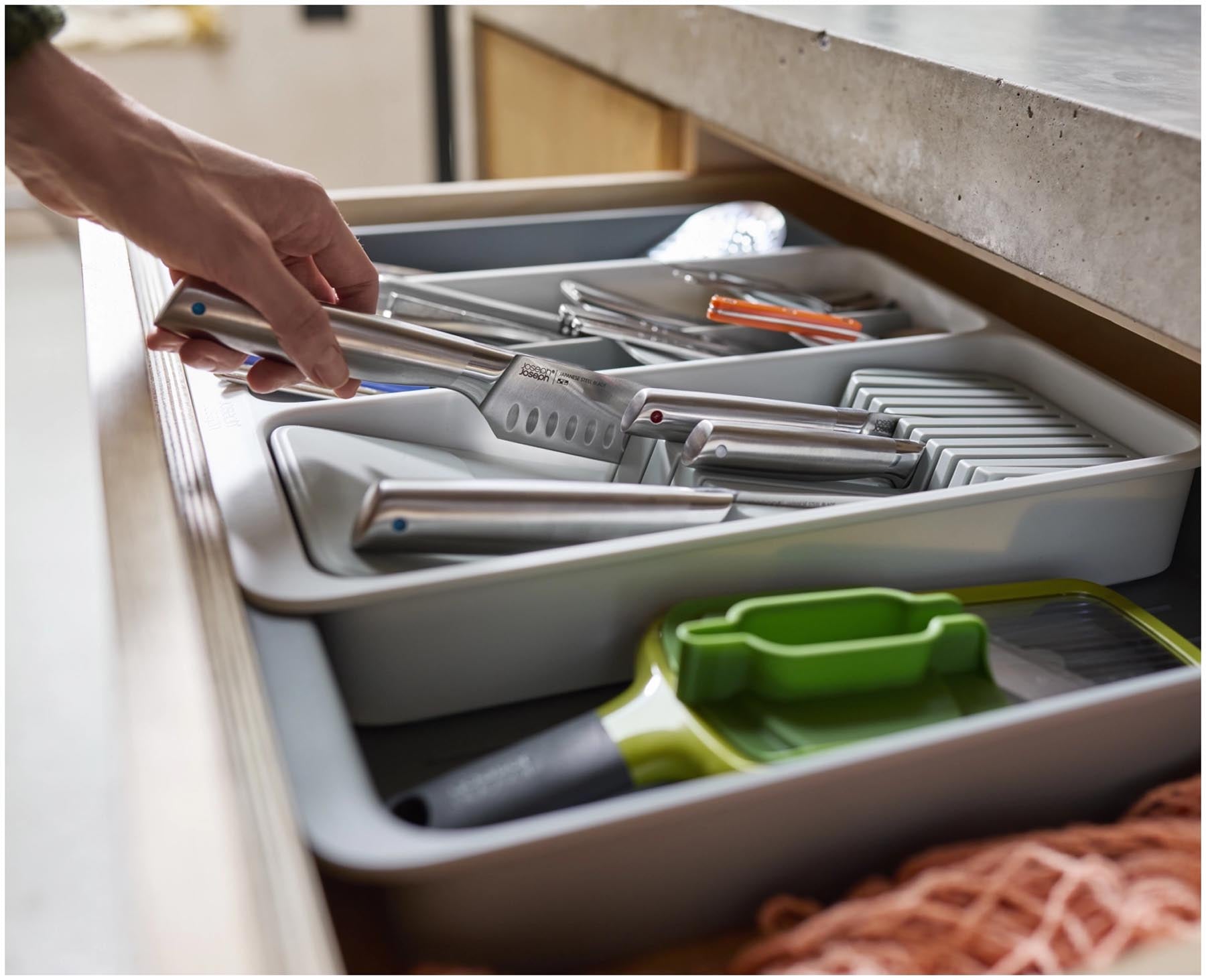 Stylischer, erweiterbarer Besteckkasten aus umweltfreundlichem Recyclingkunststoff in elegantem Grau, perfekt für die flexible Kücheneinrichtung.