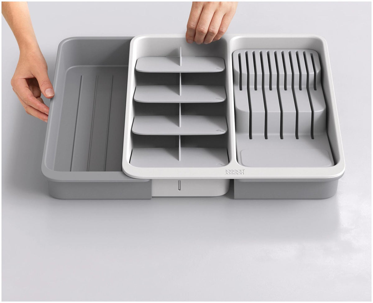 DrawerStore Besteckkasten erweiterbar aus recycl. Kunststoff in Grau präsentiert im Onlineshop von KAQTU Design AG. Besteckboxen ist von Joseph Joseph