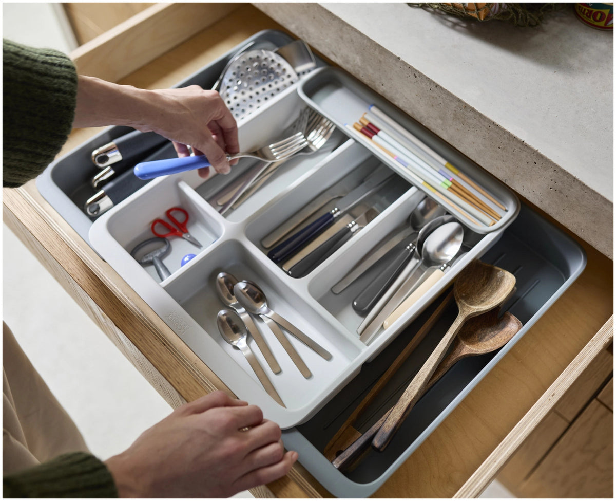 DrawerStore Besteckkasten erweiterbar aus recycl. Kunststoff in Grau präsentiert im Onlineshop von KAQTU Design AG. Besteckboxen ist von Joseph Joseph