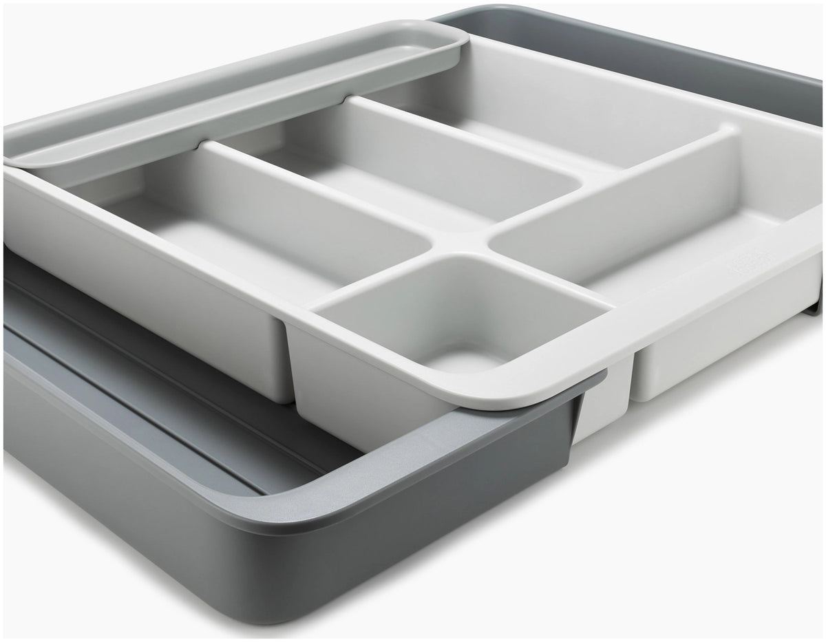 DrawerStore Besteckkasten erweiterbar aus recycl. Kunststoff in Grau präsentiert im Onlineshop von KAQTU Design AG. Besteckboxen ist von Joseph Joseph
