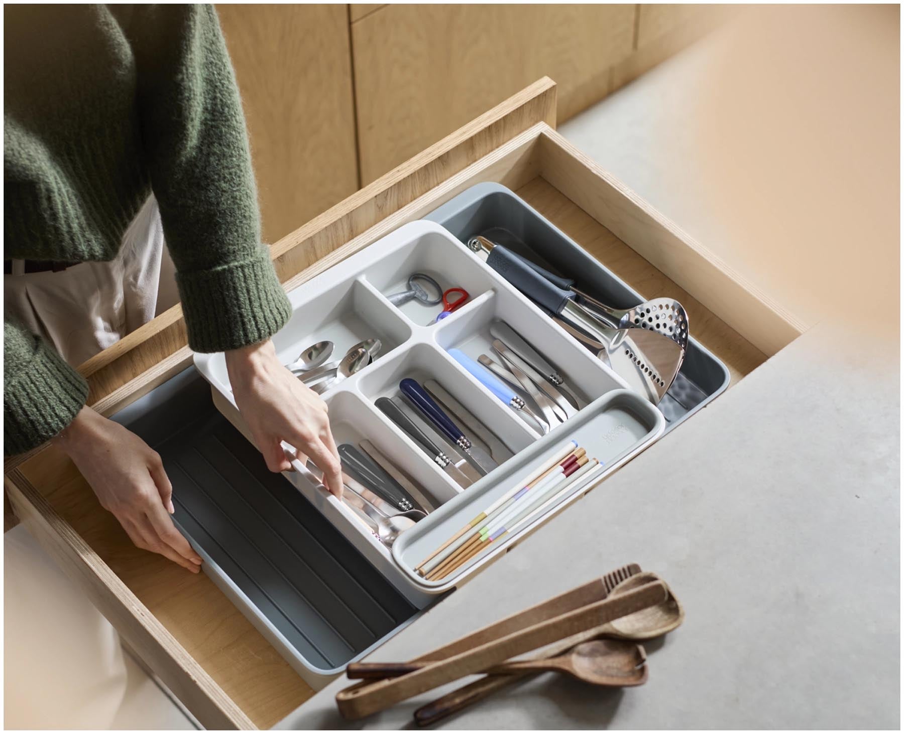 Praktischer und erweiterbarer Besteckkasten von Joseph Joseph, gefertigt aus recyceltem Kunststoff, perfekt für eine individuelle Küchenschublade.