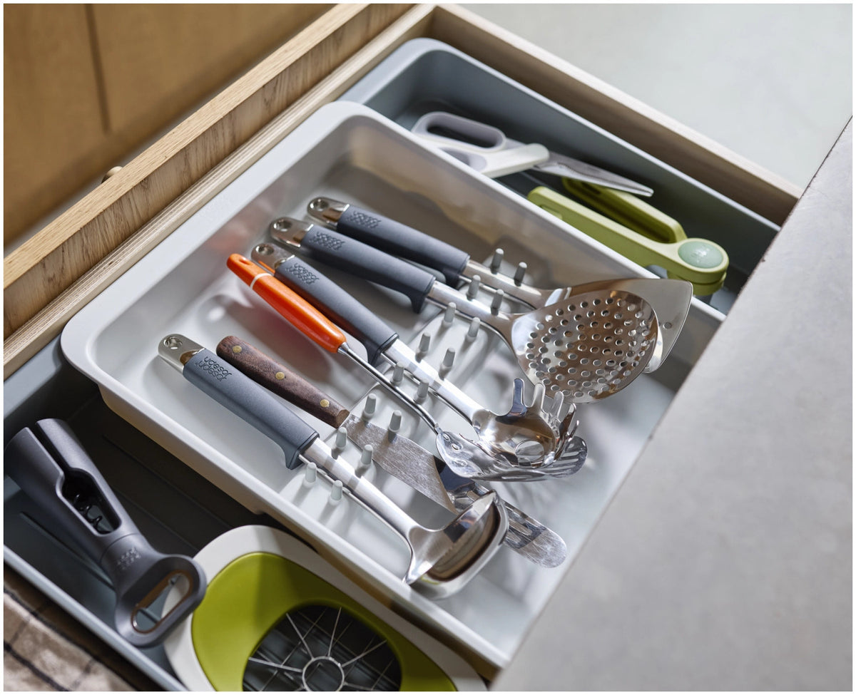 DrawerStore Besteckkasten für Utensilien recycl. Kunststoff in Grau präsentiert im Onlineshop von KAQTU Design AG. Besteckboxen ist von Joseph Joseph