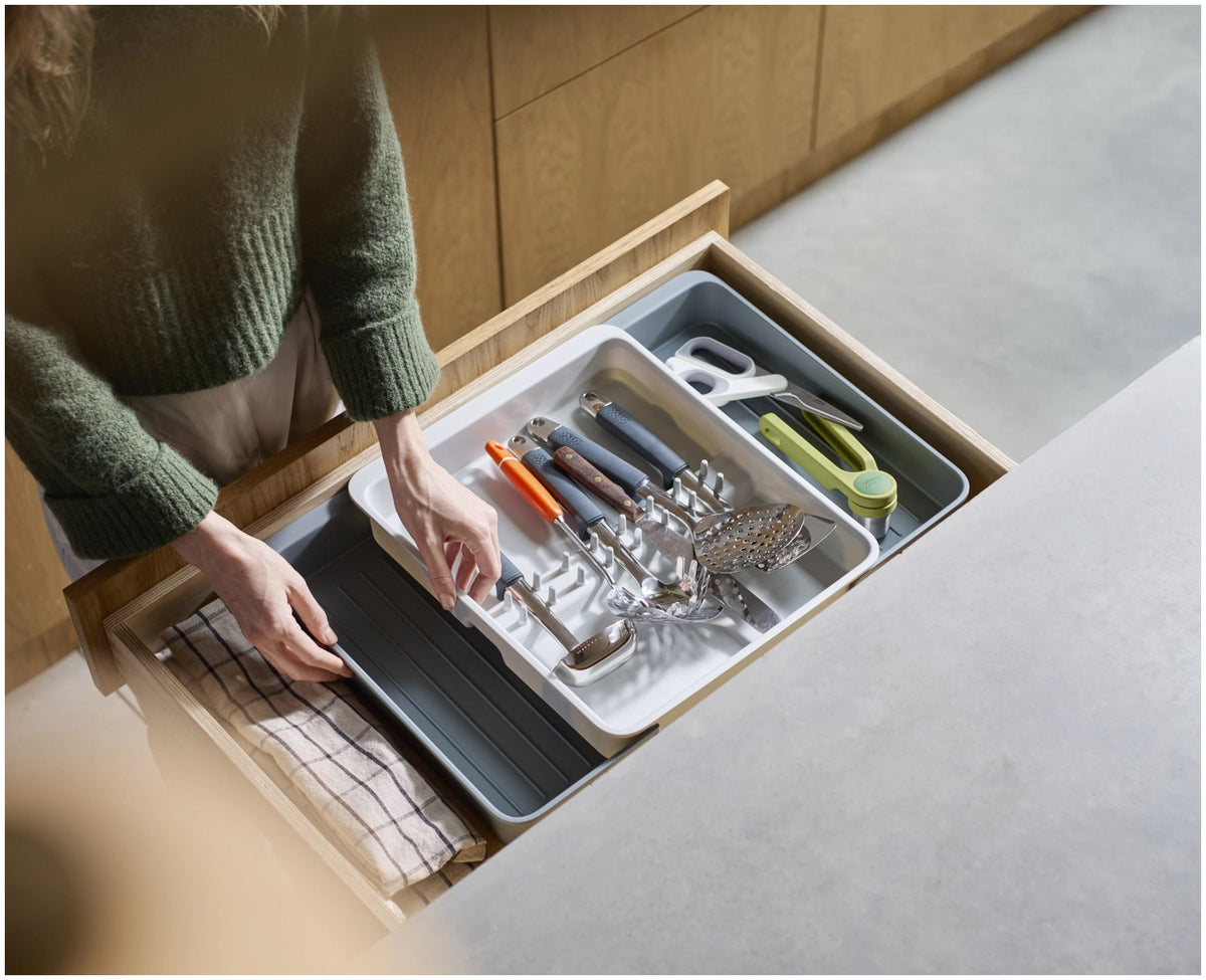 DrawerStore Besteckkasten für Utensilien recycl. Kunststoff in Grau präsentiert im Onlineshop von KAQTU Design AG. Besteckboxen ist von Joseph Joseph