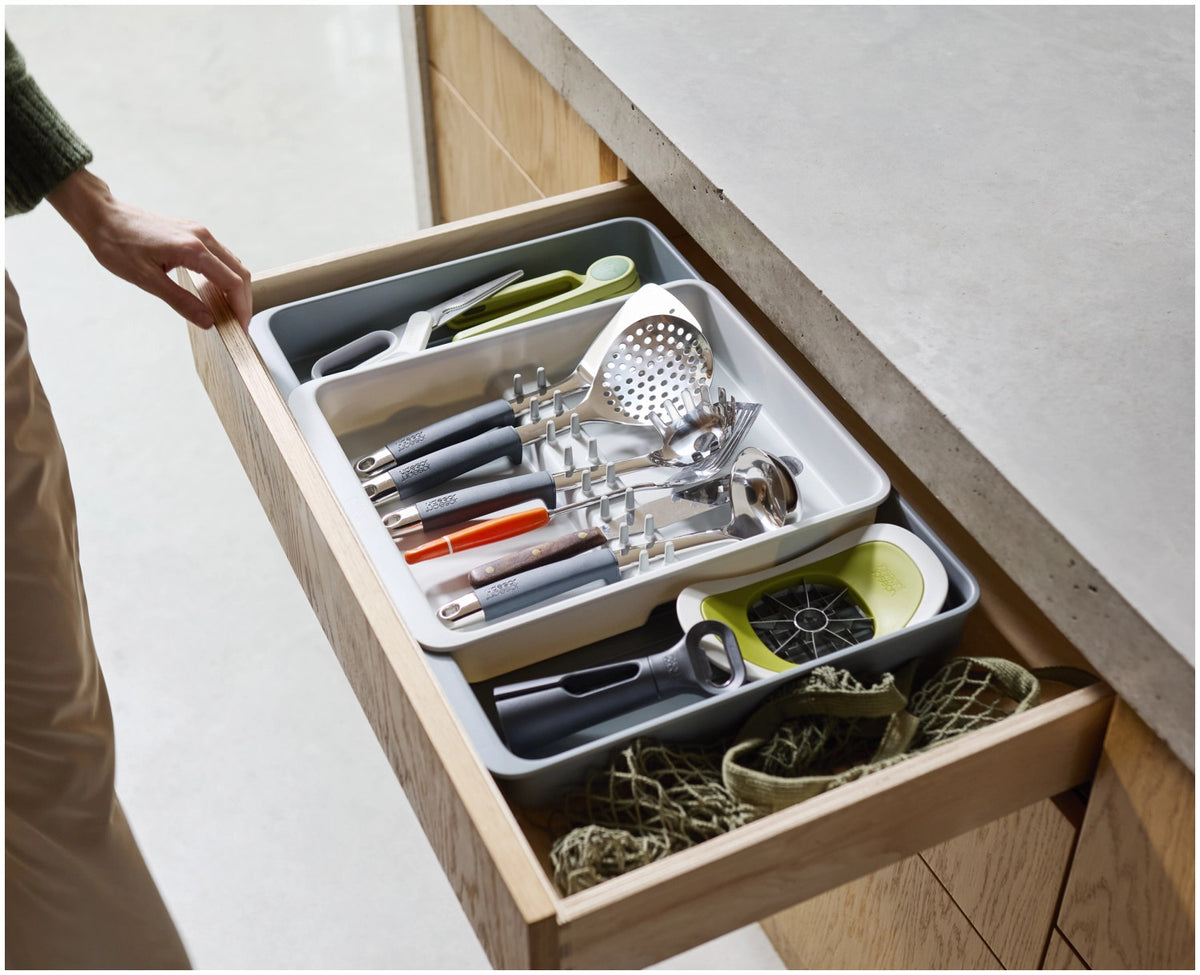DrawerStore Besteckkasten für Utensilien recycl. Kunststoff in Grau präsentiert im Onlineshop von KAQTU Design AG. Besteckboxen ist von Joseph Joseph
