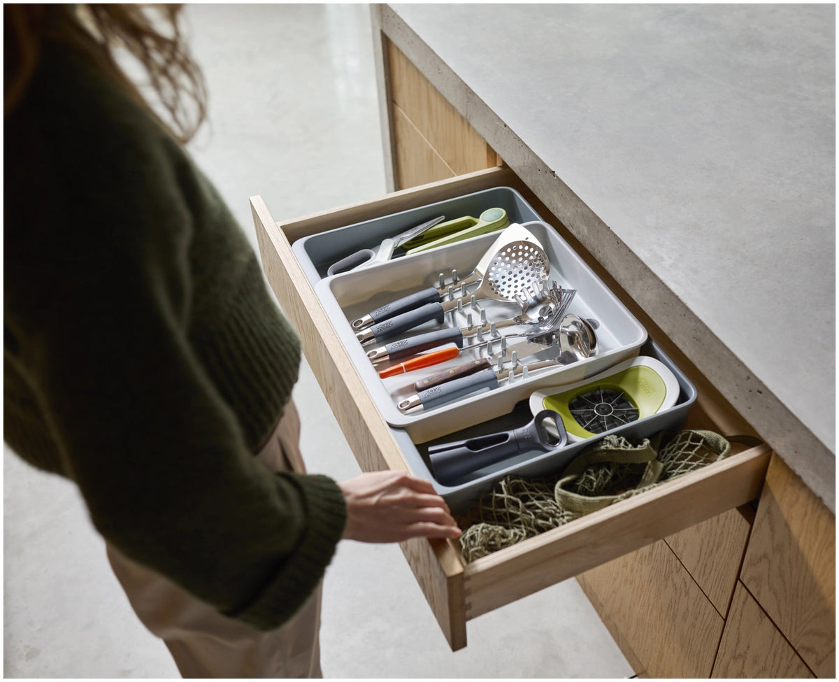 DrawerStore Besteckkasten für Utensilien recycl. Kunststoff in Grau präsentiert im Onlineshop von KAQTU Design AG. Besteckboxen ist von Joseph Joseph
