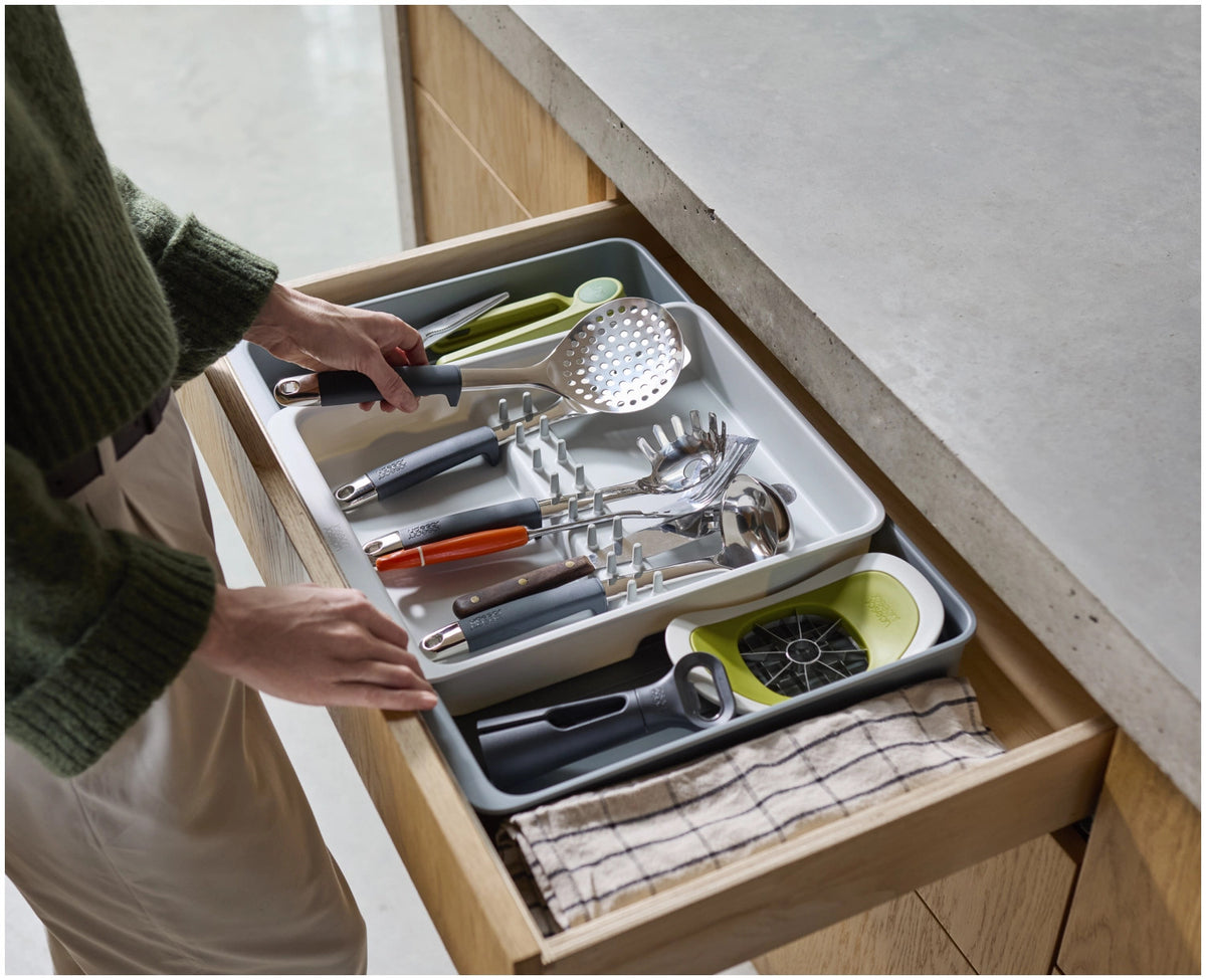DrawerStore Besteckkasten für Utensilien recycl. Kunststoff in Grau präsentiert im Onlineshop von KAQTU Design AG. Besteckboxen ist von Joseph Joseph