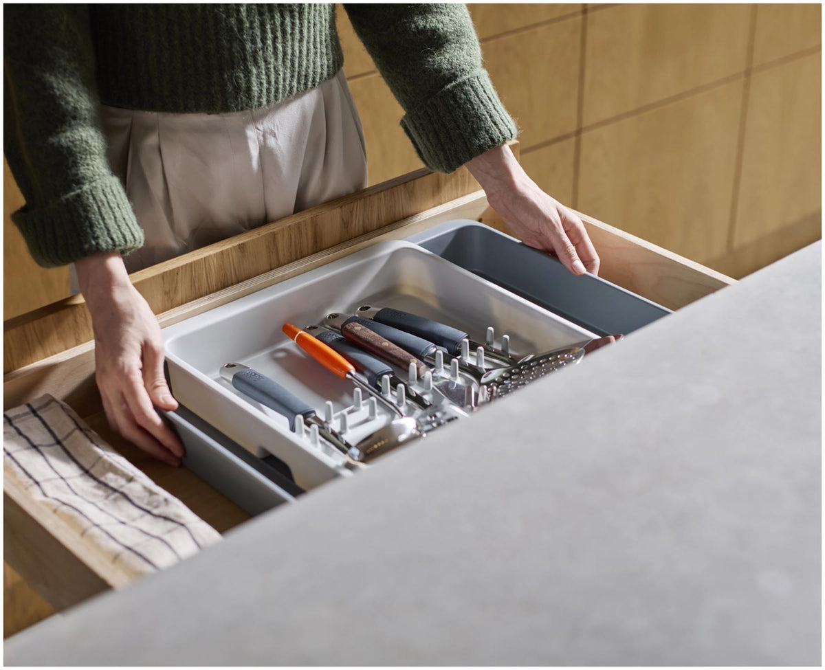 DrawerStore Besteckkasten für Utensilien recycl. Kunststoff in Grau präsentiert im Onlineshop von KAQTU Design AG. Besteckboxen ist von Joseph Joseph