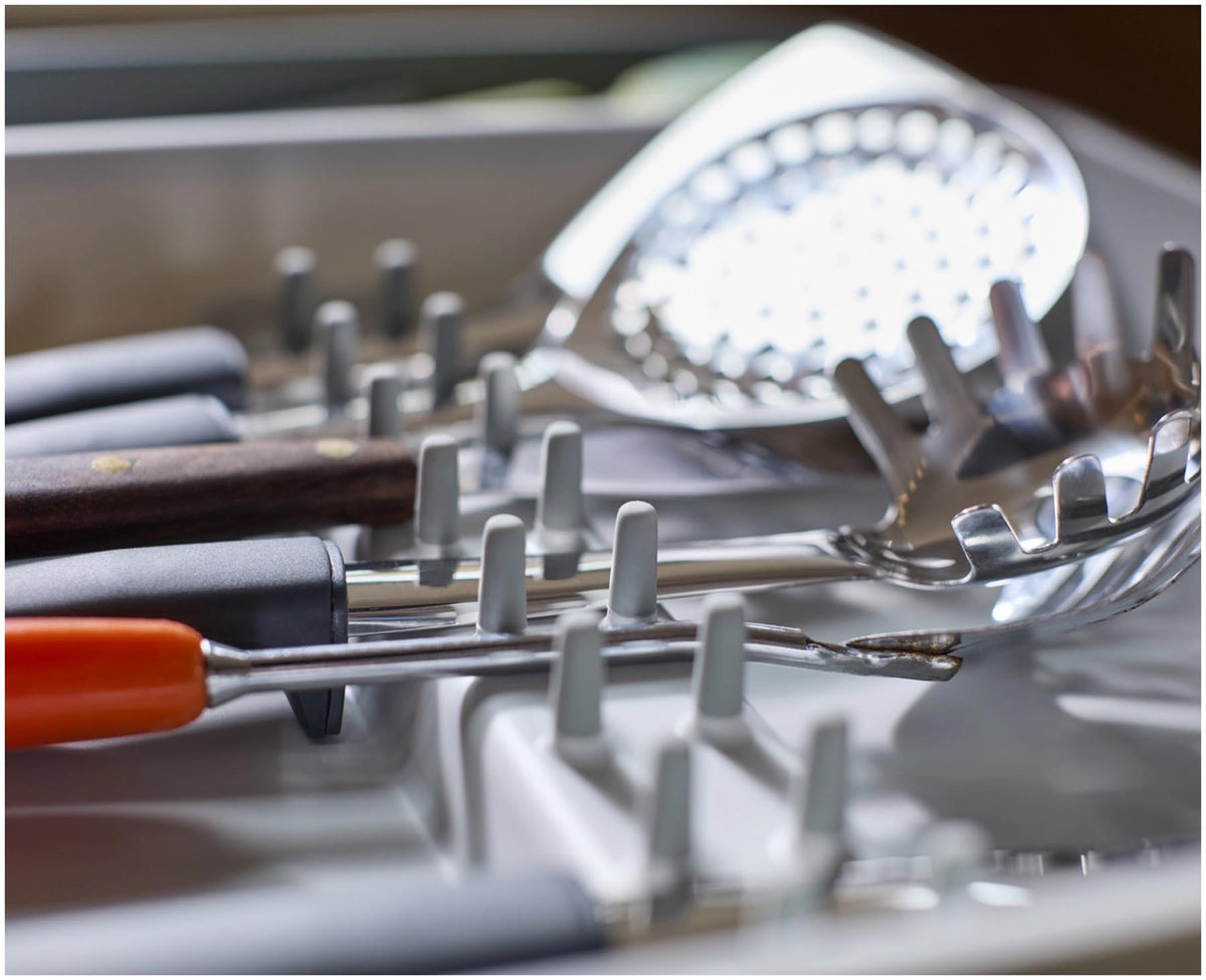 DrawerStore Besteckkasten für Utensilien recycl. Kunststoff in Grau präsentiert im Onlineshop von KAQTU Design AG. Besteckboxen ist von Joseph Joseph