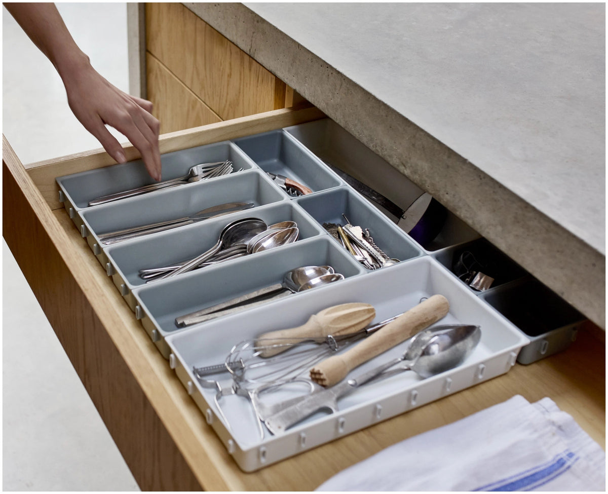 Blox Schubladenorganizer 10tlg aus recycl. Kunststoff in Grau präsentiert im Onlineshop von KAQTU Design AG. Besteckboxen ist von Joseph Joseph