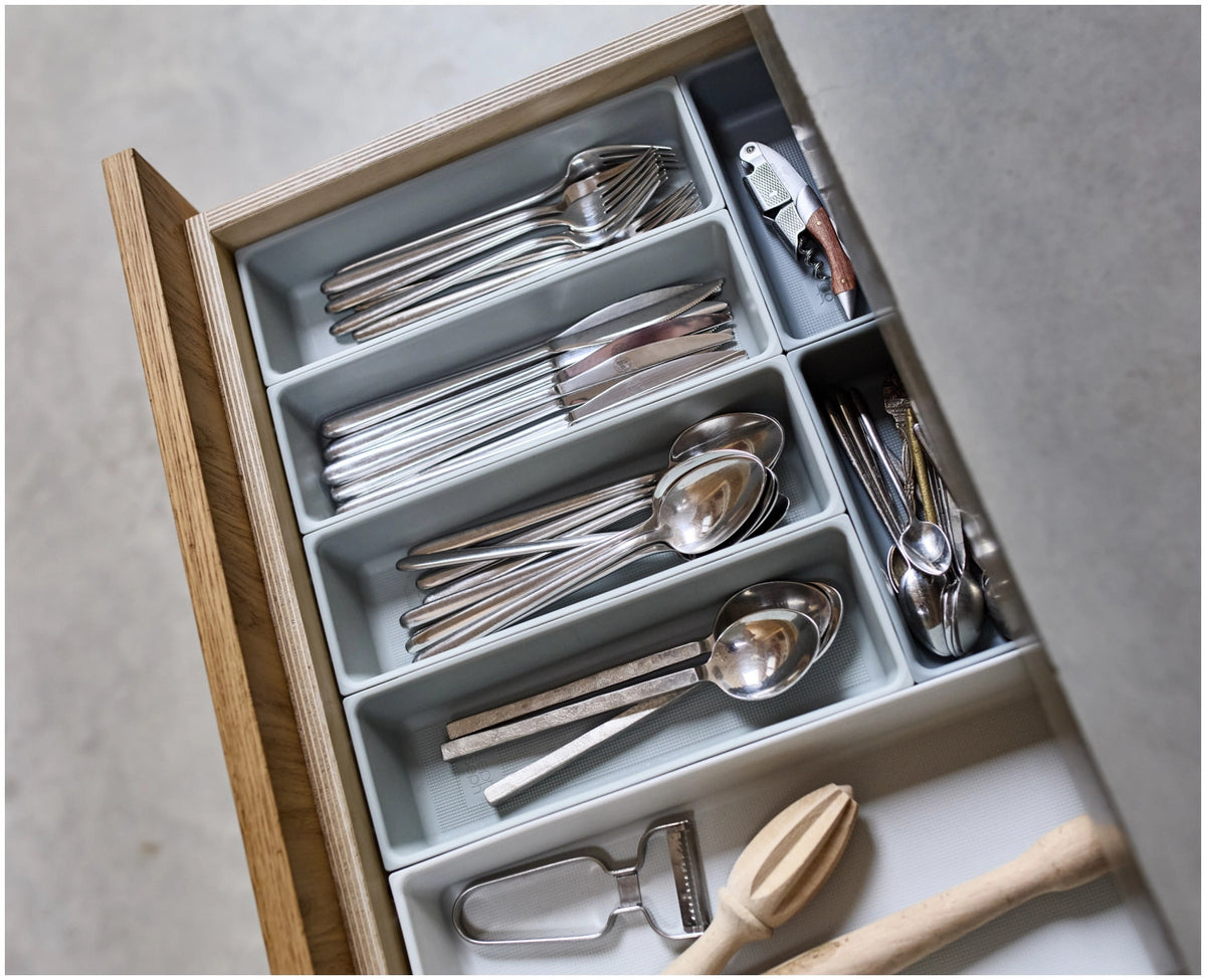 Blox Schubladenorganizer 10tlg aus recycl. Kunststoff in Grau präsentiert im Onlineshop von KAQTU Design AG. Besteckboxen ist von Joseph Joseph
