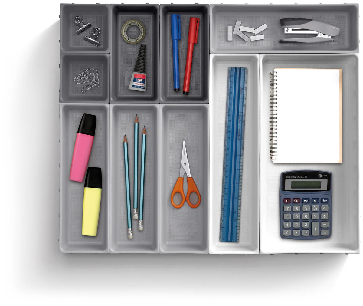 Blox Schubladenorganizer 10tlg aus recycl. Kunststoff in Grau präsentiert im Onlineshop von KAQTU Design AG. Besteckboxen ist von Joseph Joseph