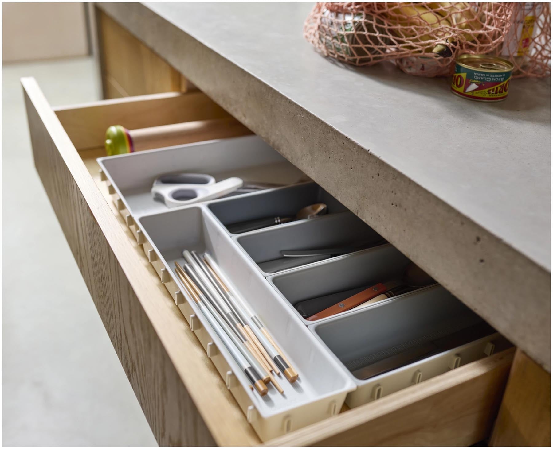 Stylischer 10-teiliger Organizer aus recyceltem Kunststoff von Joseph Joseph, perfekt für die ordentliche Sortierung von Besteck und Küchenhelfern.
