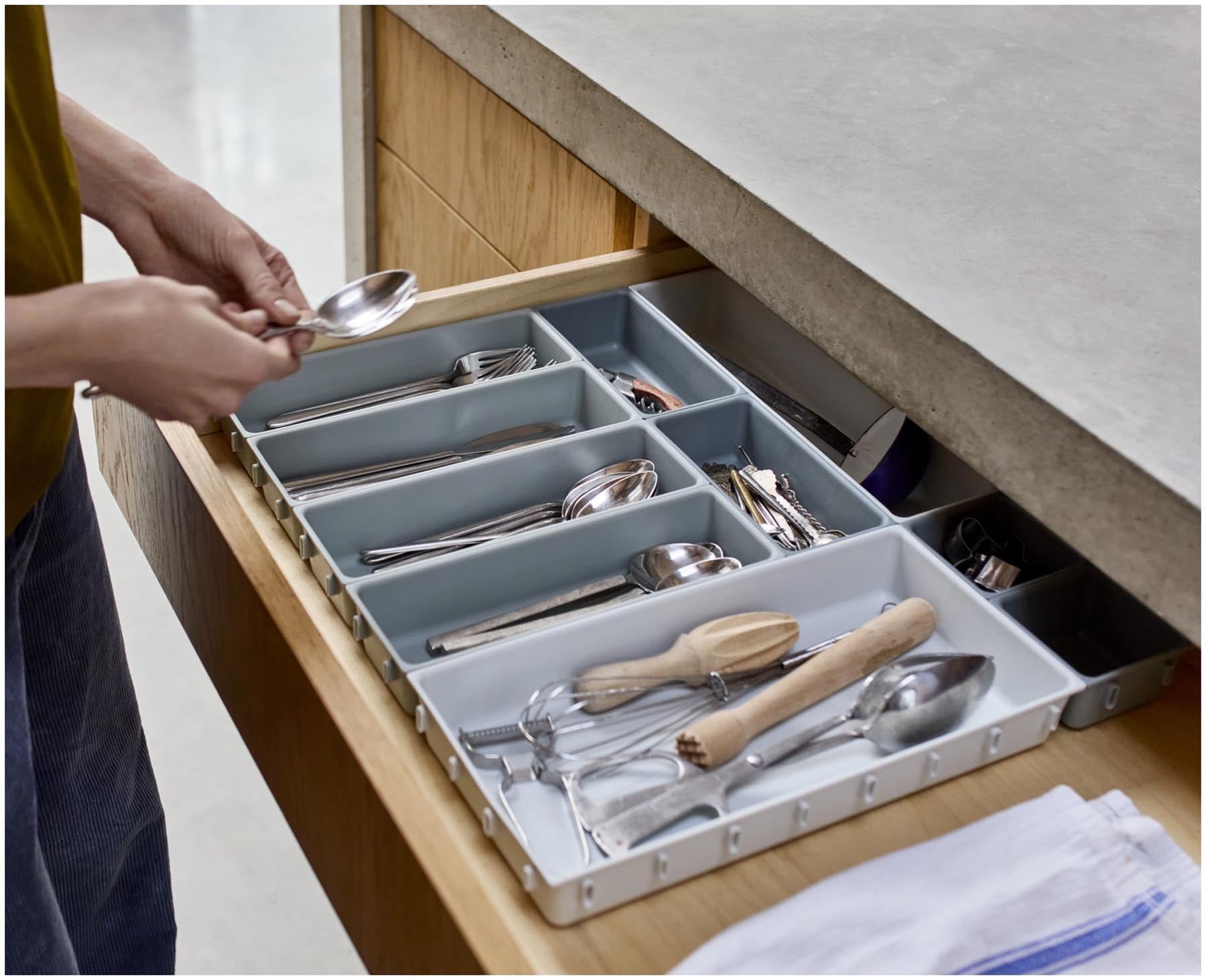 Vielseitiger 10-teiliger Organizer aus recyceltem Kunststoff von Joseph Joseph, ideal für die ordentliche Aufbewahrung von Besteck und Küchenutensilien.
