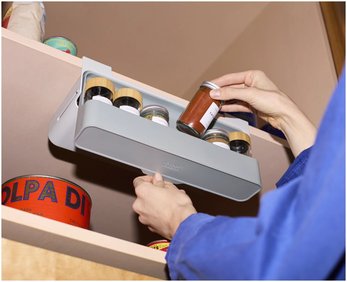 CupboardStore Unterregal für Gewürze aus recycl. Kunststoff in Grau präsentiert im Onlineshop von KAQTU Design AG. Küchenhelfer ist von Joseph Joseph