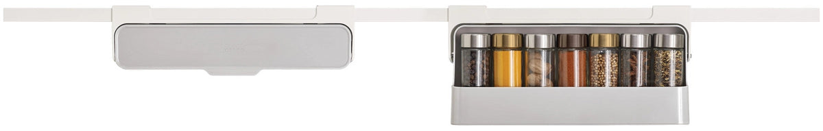 CupboardStore Unterregal für Gewürze aus recycl. Kunststoff in Grau präsentiert im Onlineshop von KAQTU Design AG. Küchenhelfer ist von Joseph Joseph