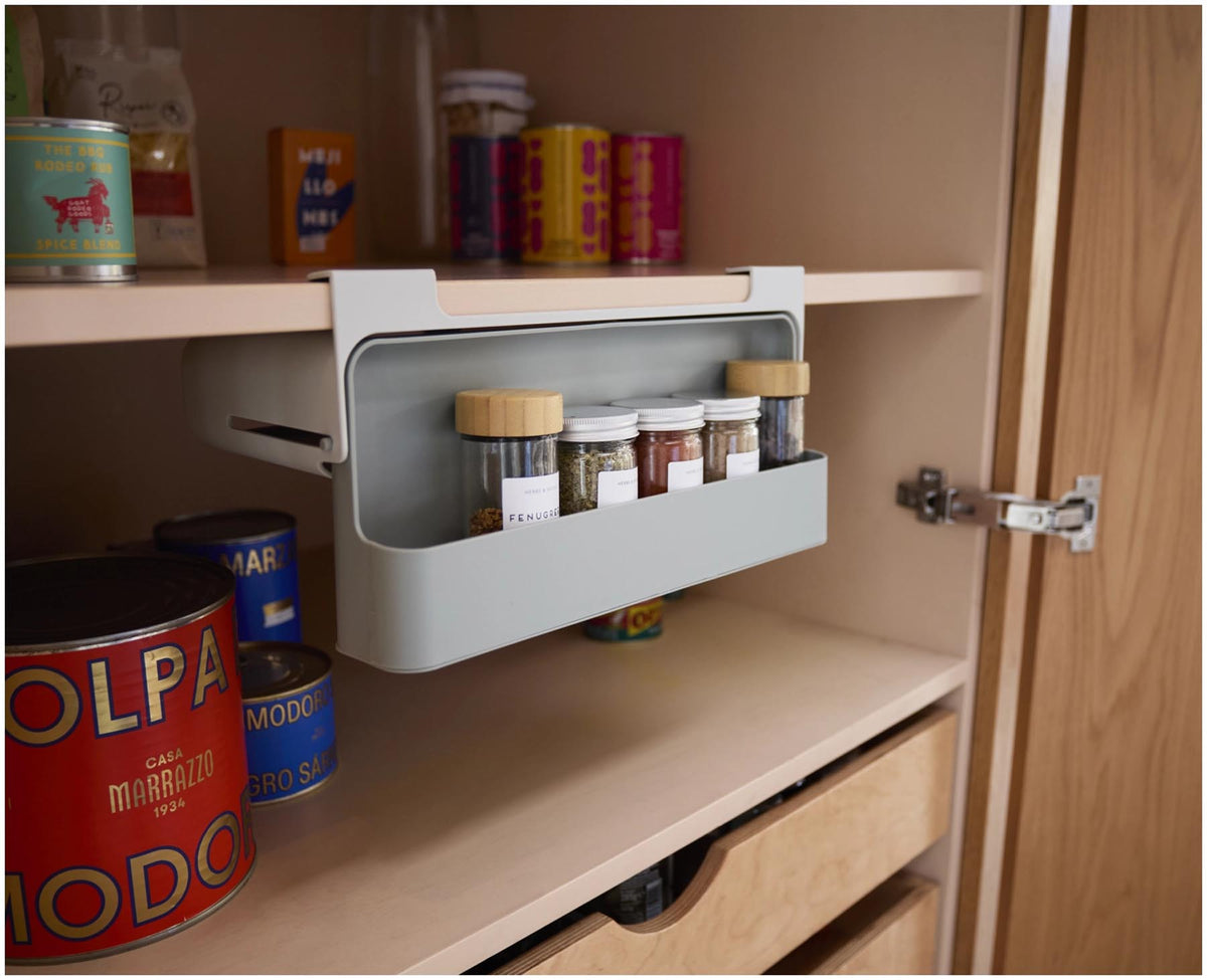 CupboardStore Unterregal für Gewürze aus recycl. Kunststoff in Grau präsentiert im Onlineshop von KAQTU Design AG. Küchenhelfer ist von Joseph Joseph