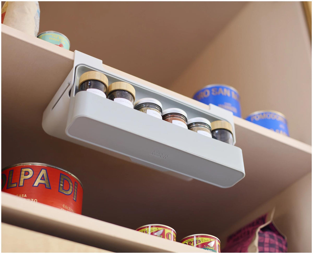 CupboardStore Unterregal für Gewürze aus recycl. Kunststoff in Grau präsentiert im Onlineshop von KAQTU Design AG. Küchenhelfer ist von Joseph Joseph