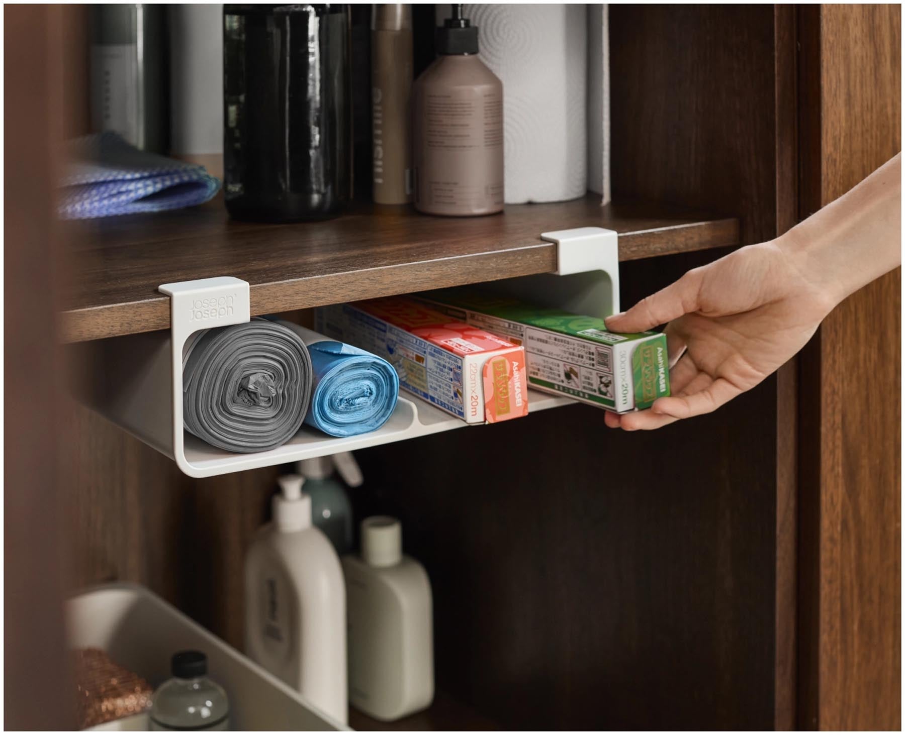 Praktischer CupboardStore Küchenorganizer von Joseph Joseph in elegantem Grau, perfekt für die ordentliche Aufbewahrung von Recyclingbeuteln.