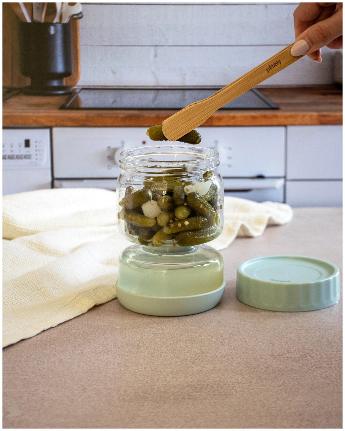 Gurkenaufbewahrung 750ml D10cm H15.5cm mint in Grün präsentiert im Onlineshop von KAQTU Design AG. Aufbewahrungsbehälter ist von Pebbly