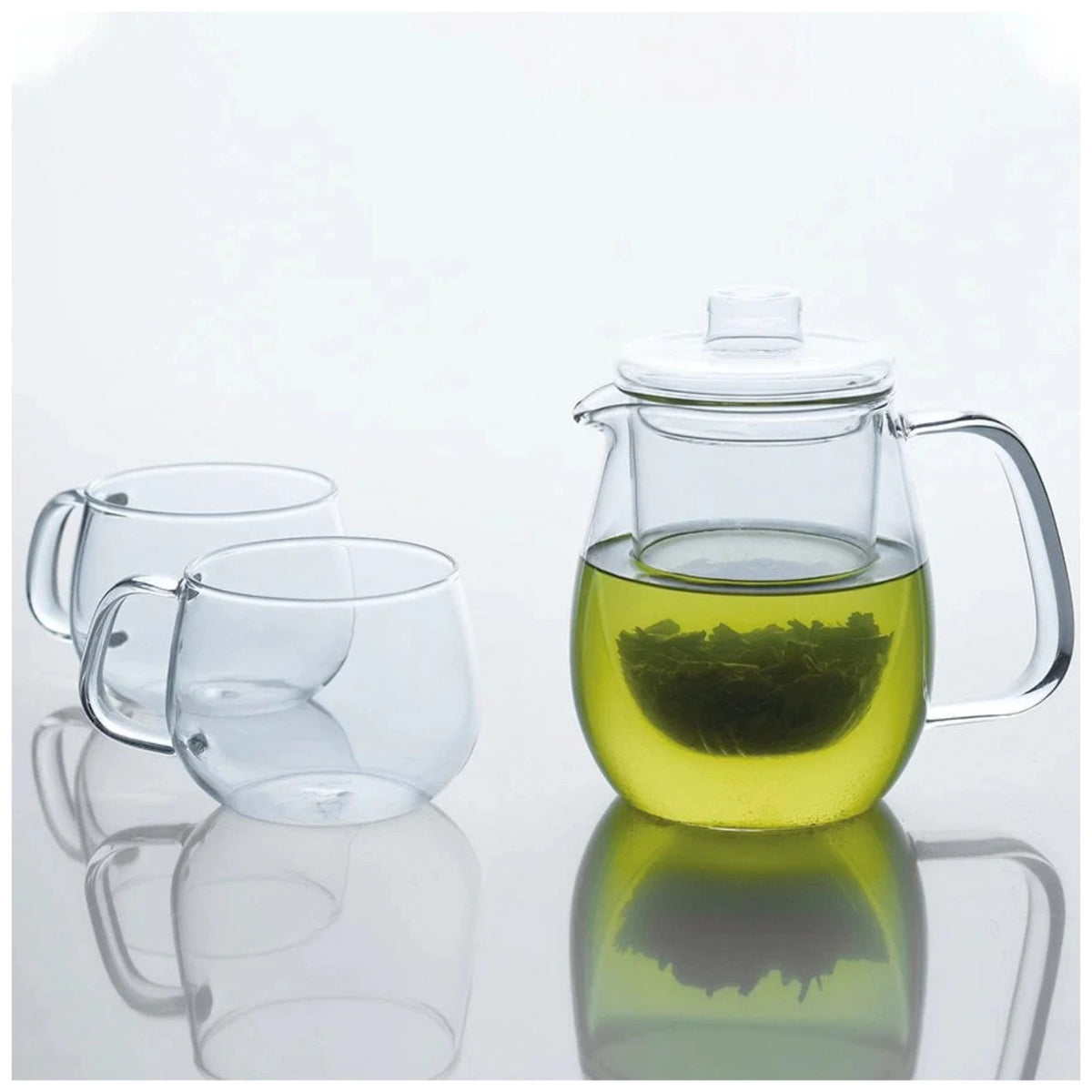 Transparente Teekanne aus Glas mit grossem, bogenförmigem Henkel, Marke Kinto, Grösse 8x8x14.5cm, auf weissem Hintergrund.