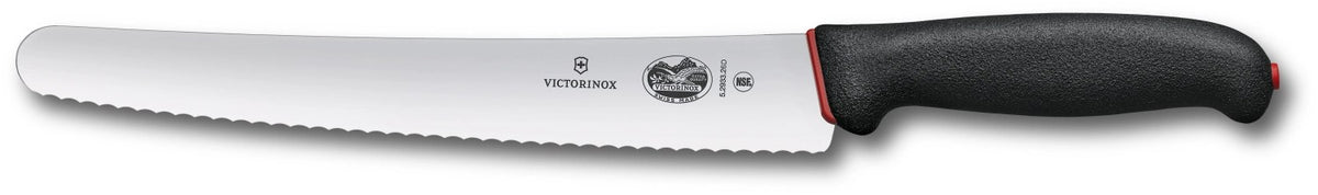 Schwarzes Victorinox Brot- und Konditormesser mit gewellter Klinge und Zwei-Komponenten-Griff, Länge 26cm, auf weissem Hintergrund fotografiert.