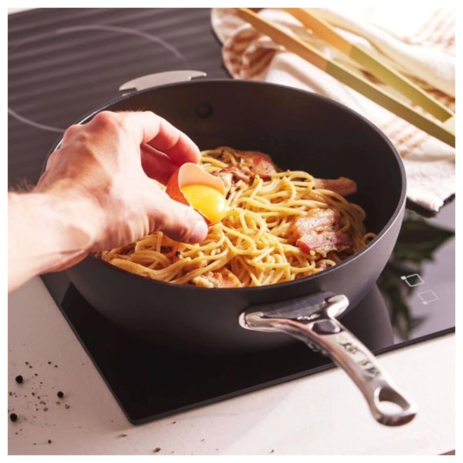 Elegante Ceranoa Loqy Sauteuse in Schwarz, 24 cm, aus hochwertiger Keramik von de Buyer – ideal zum Braten und Kochen.