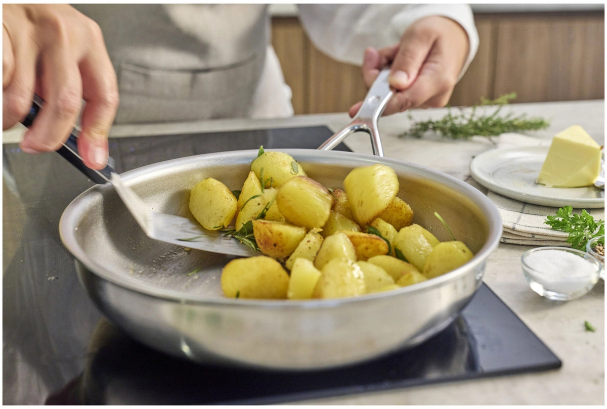 Silverline 7 Bratpfanne NanoTouch 24cm in Silber präsentiert im Onlineshop von KAQTU Design AG. Bratpfanne ist von Demeyere