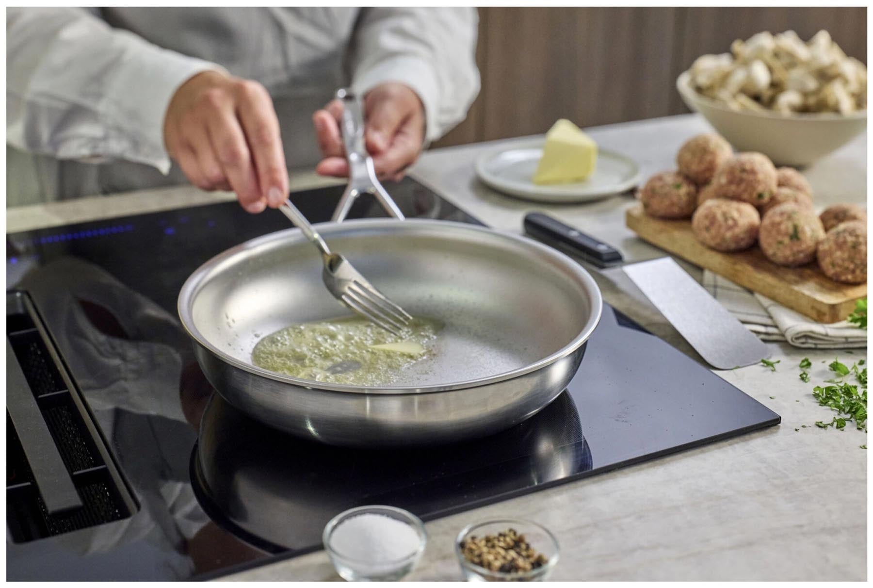 Hochwertige 28 cm Bratpfanne der Silverline 7 von Demeyere, perfekt für gesundes Braten und mühelose Pflege durch die fortschrittliche NanoTouch-Oberfläche.