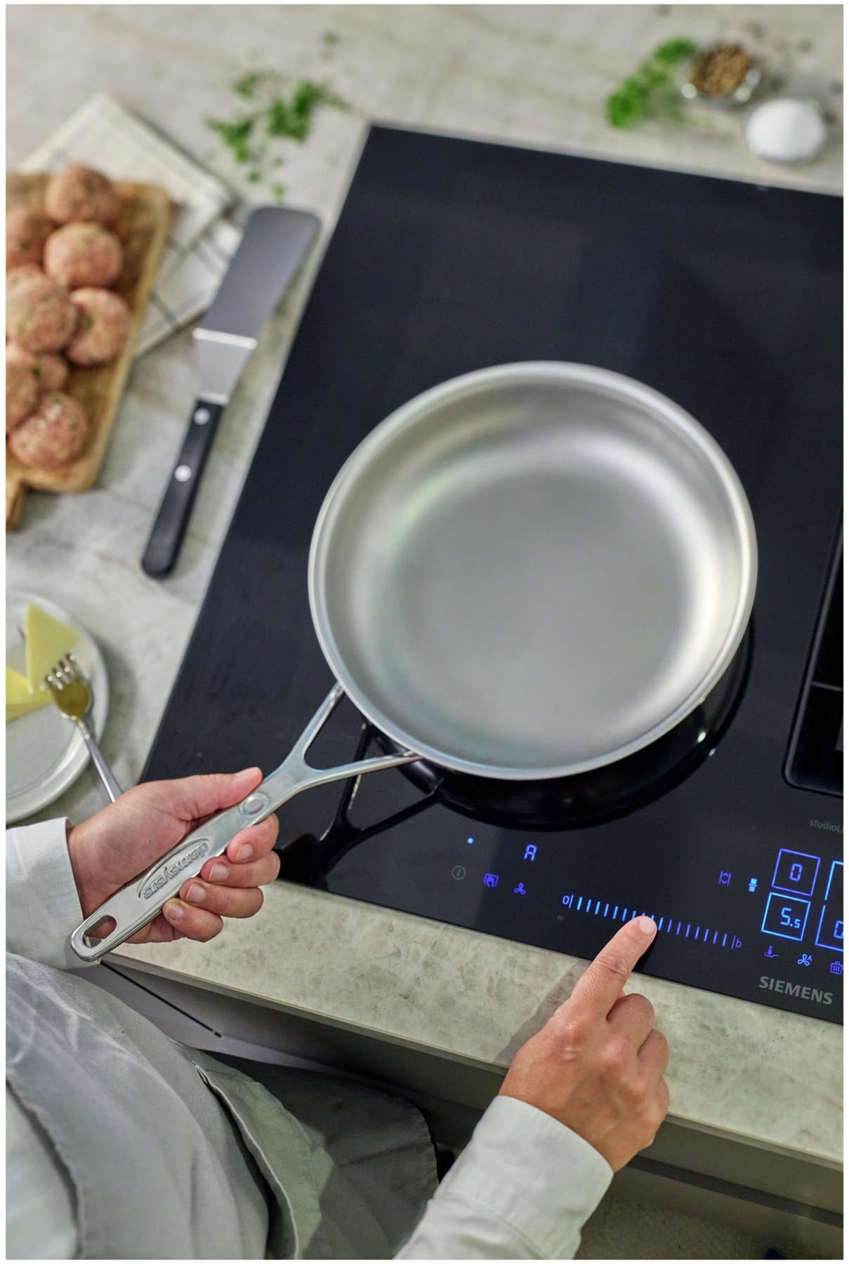 Elegante 32 cm Bratpfanne der Silverline 7 von Demeyere, ideal für gleichmäßiges Braten und einfache Reinigung dank innovativer NanoTouch-Beschichtung.