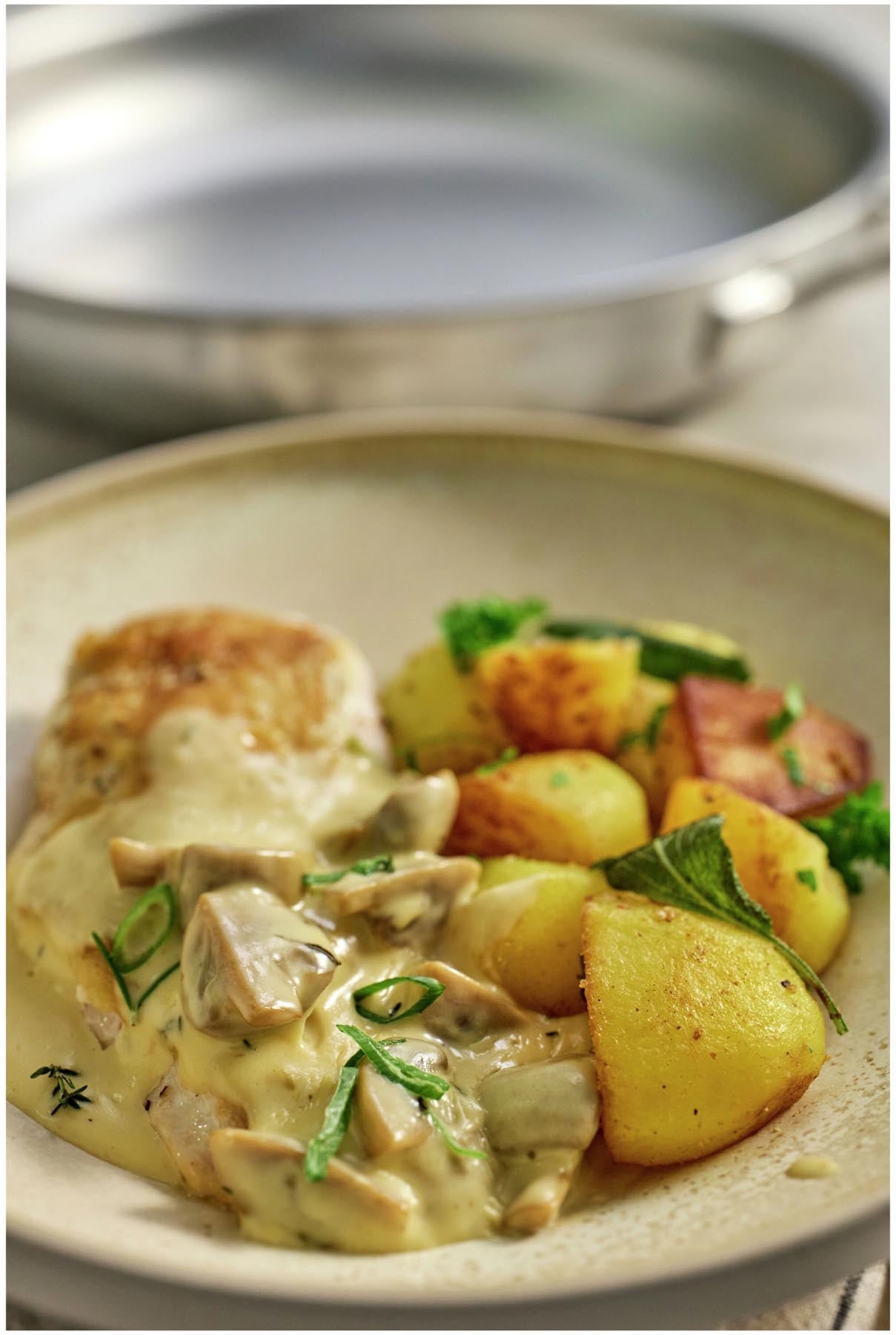 Hochwertige 32 cm Bratpfanne aus der Silverline 7 von Demeyere, ausgestattet mit einer fortschrittlichen NanoTouch-Oberfläche für müheloses Kochen und Pflege.