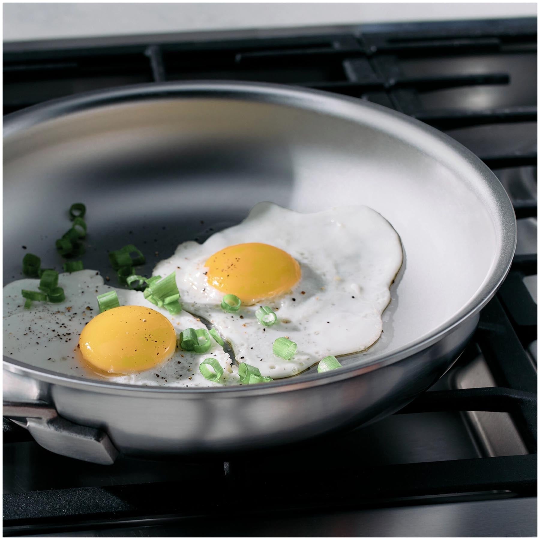 Kompakte 20 cm Bratpfanne der Industry 5 Reihe von Demeyere, ausgestattet mit fortschrittlicher NanoTouch-Oberfläche für müheloses Braten.