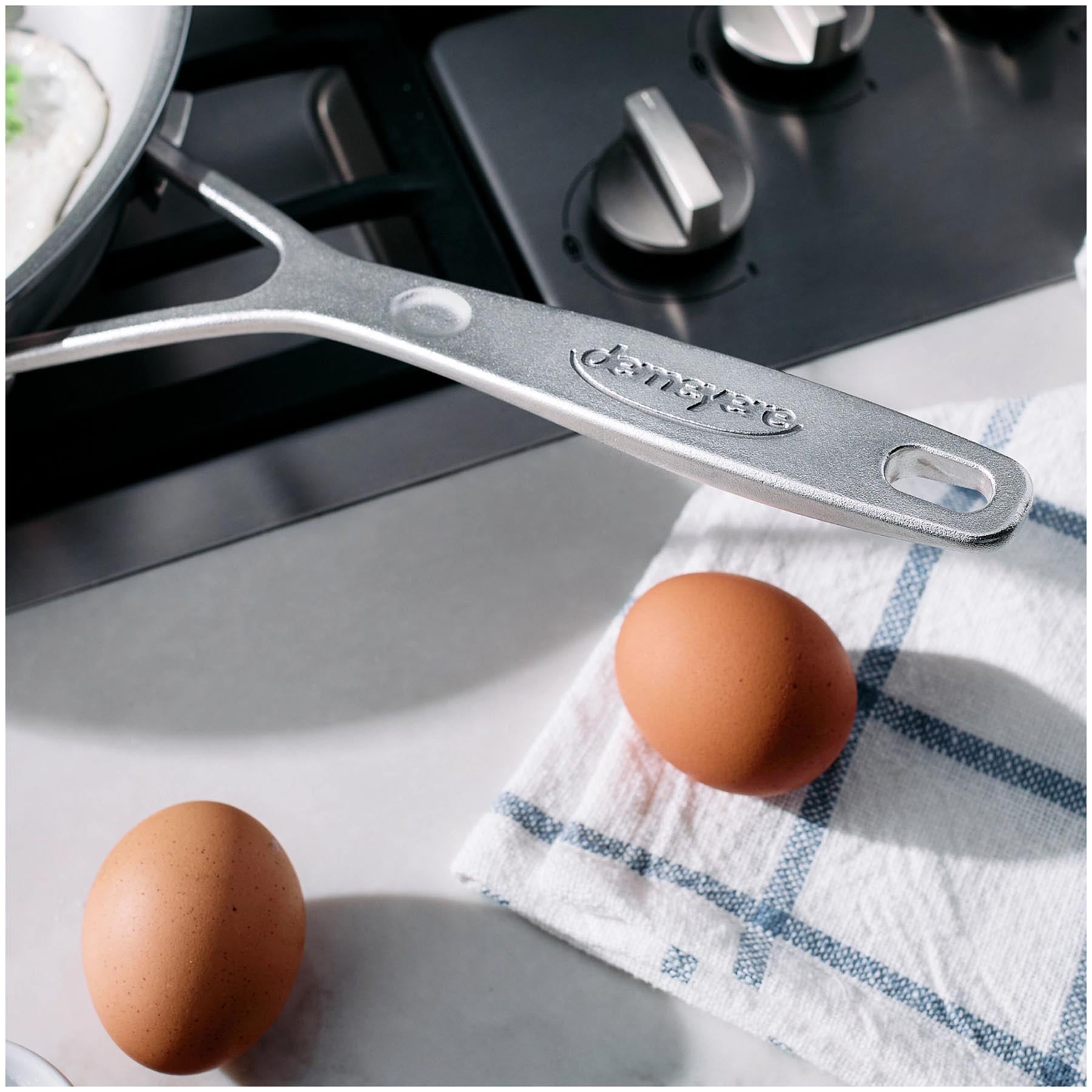 Elegante 24 cm Bratpfanne aus der Industry 5 Serie von Demeyere mit innovativer NanoTouch-Beschichtung für optimale Brateigenschaften.