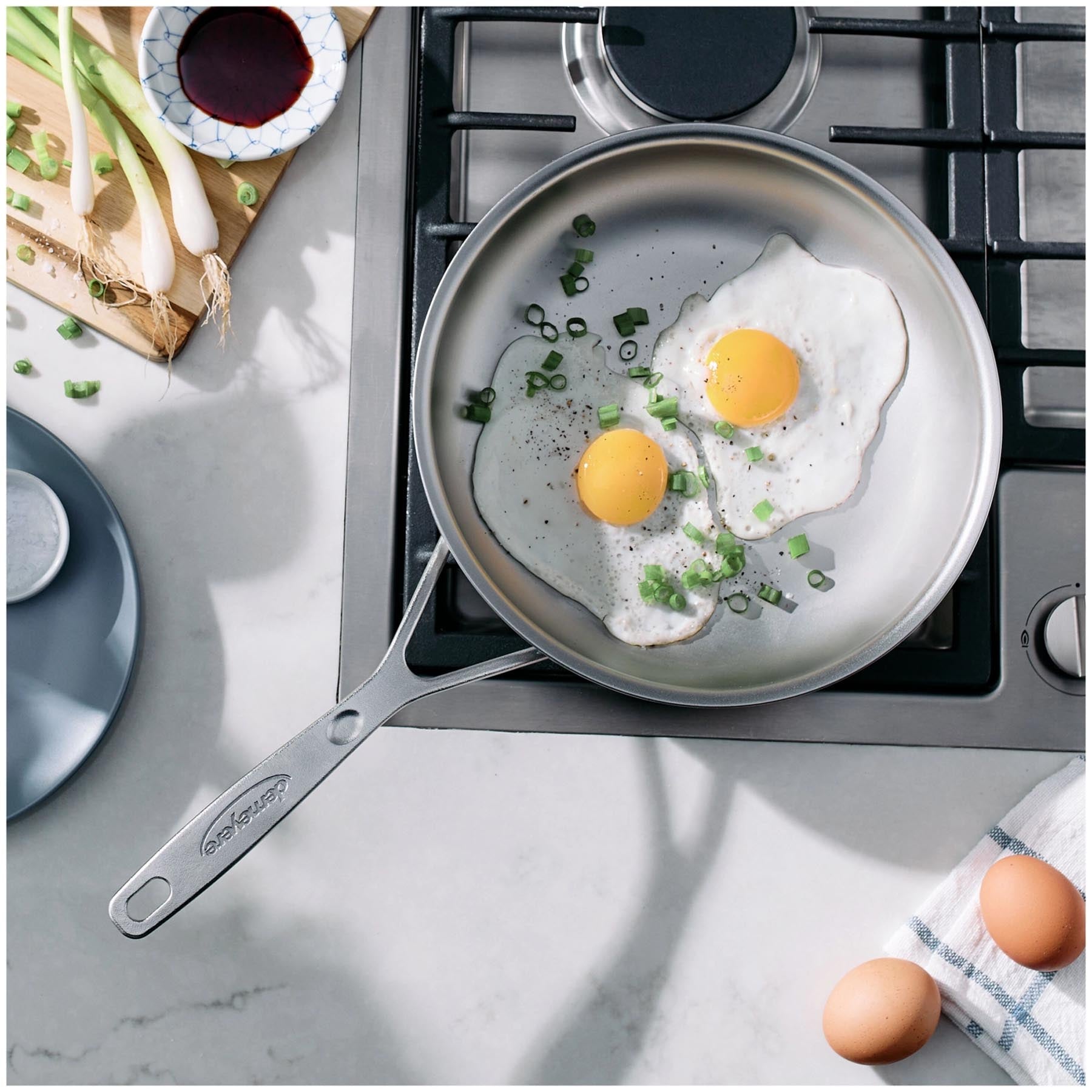 Elegante 24 cm Bratpfanne aus der Industry 5 Kollektion von Demeyere, ideal für gesundes Braten mit innovativer NanoTouch-Beschichtung.