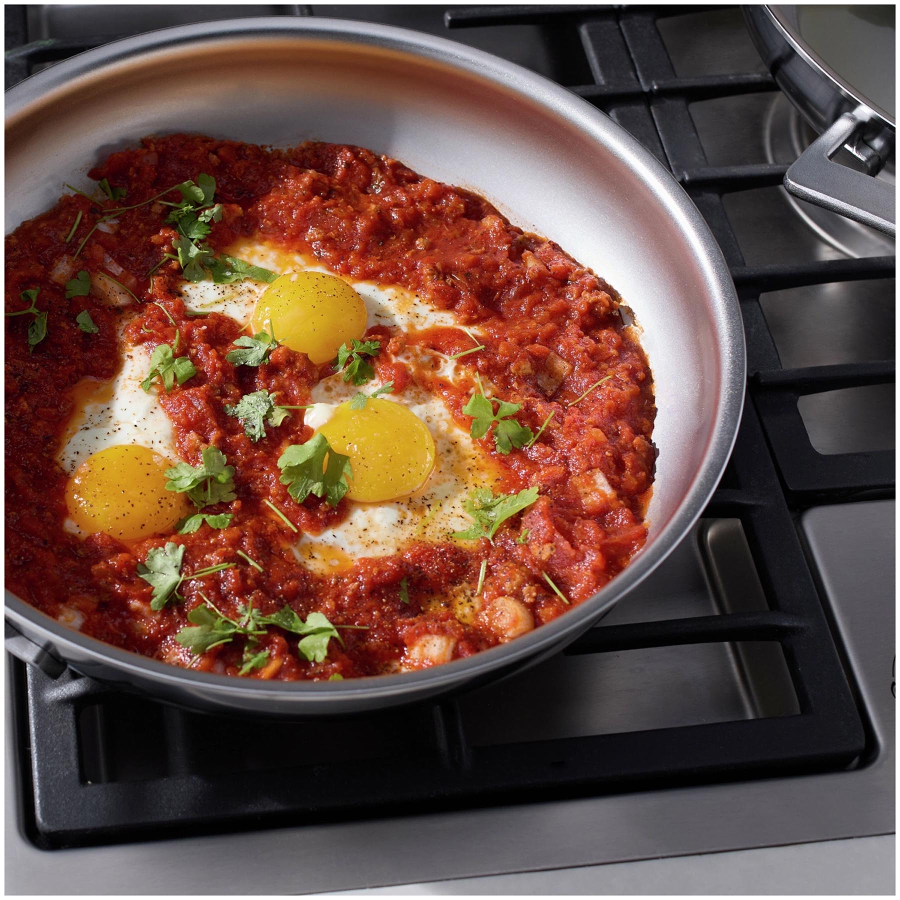 Hochwertige 28 cm Bratpfanne von Demeyere, Industry 5 Serie, mit fortschrittlicher NanoTouch-Oberfläche für perfekte Bratergebnisse.