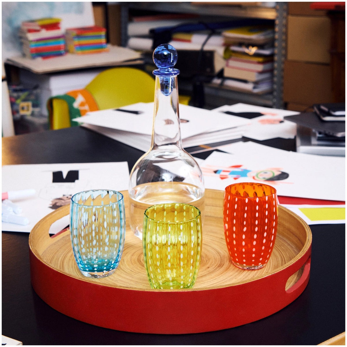 Blauer Glasbecher Perle 32cl von Zafferano mit spiralförmigem Muster, mundgeblasen, Höhe 10.9 cm, Durchmesser 7.1 cm, auf hellem Hintergrund fotografiert.