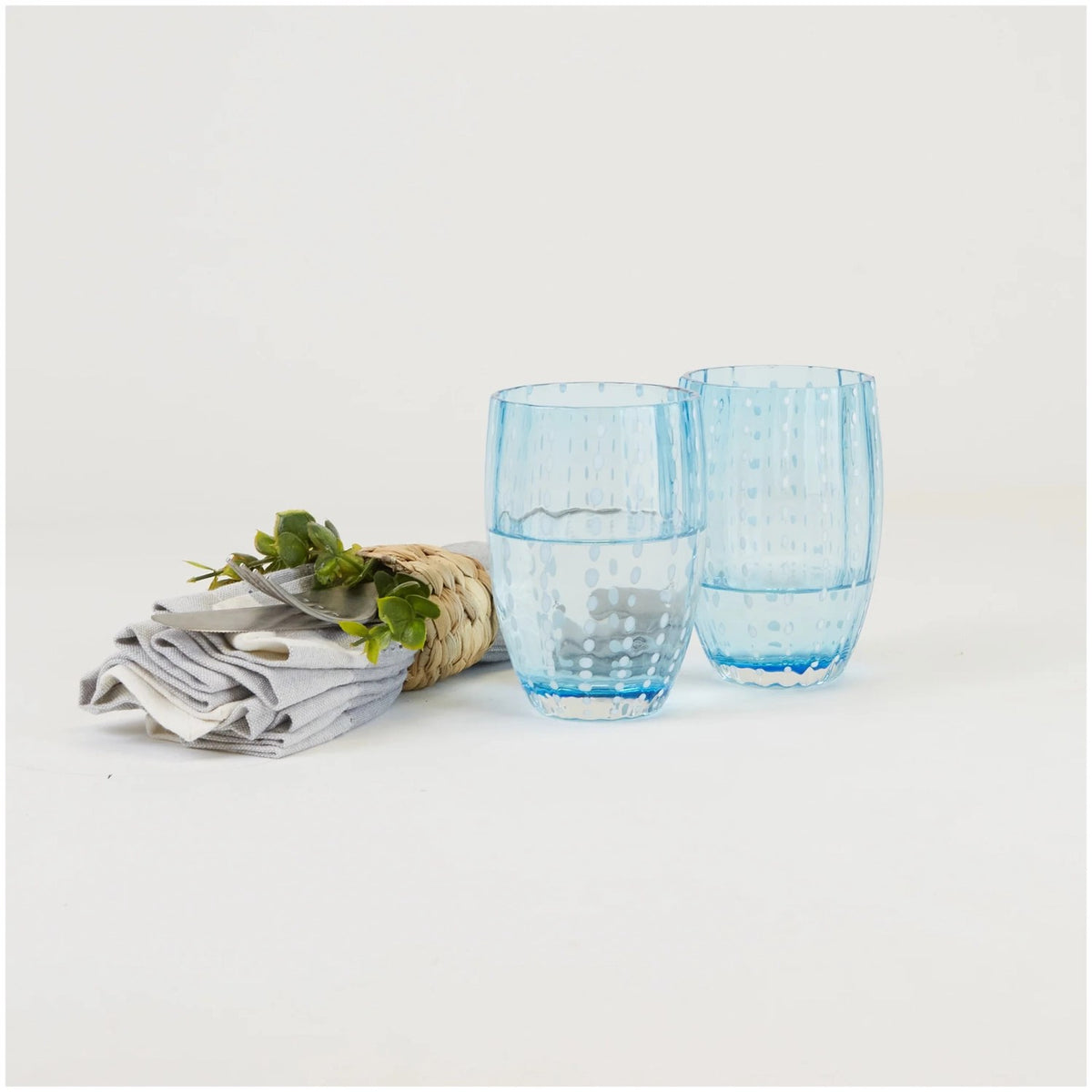 Blauer Glasbecher Perle 32cl von Zafferano mit spiralförmigem Muster, mundgeblasen, Höhe 10.9 cm, Durchmesser 7.1 cm, auf hellem Hintergrund fotografiert.