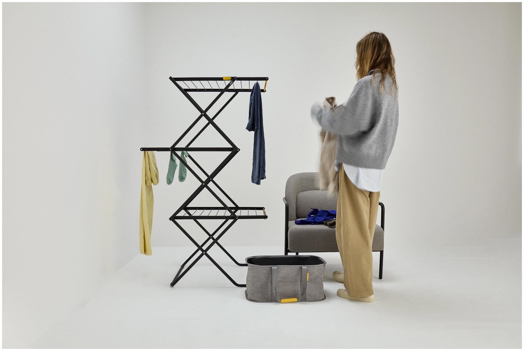Eleganter AirFrame Max Wäscheständer von Joseph Joseph, dreistufig und ideal für effizientes Trocknen in jedem Raum.