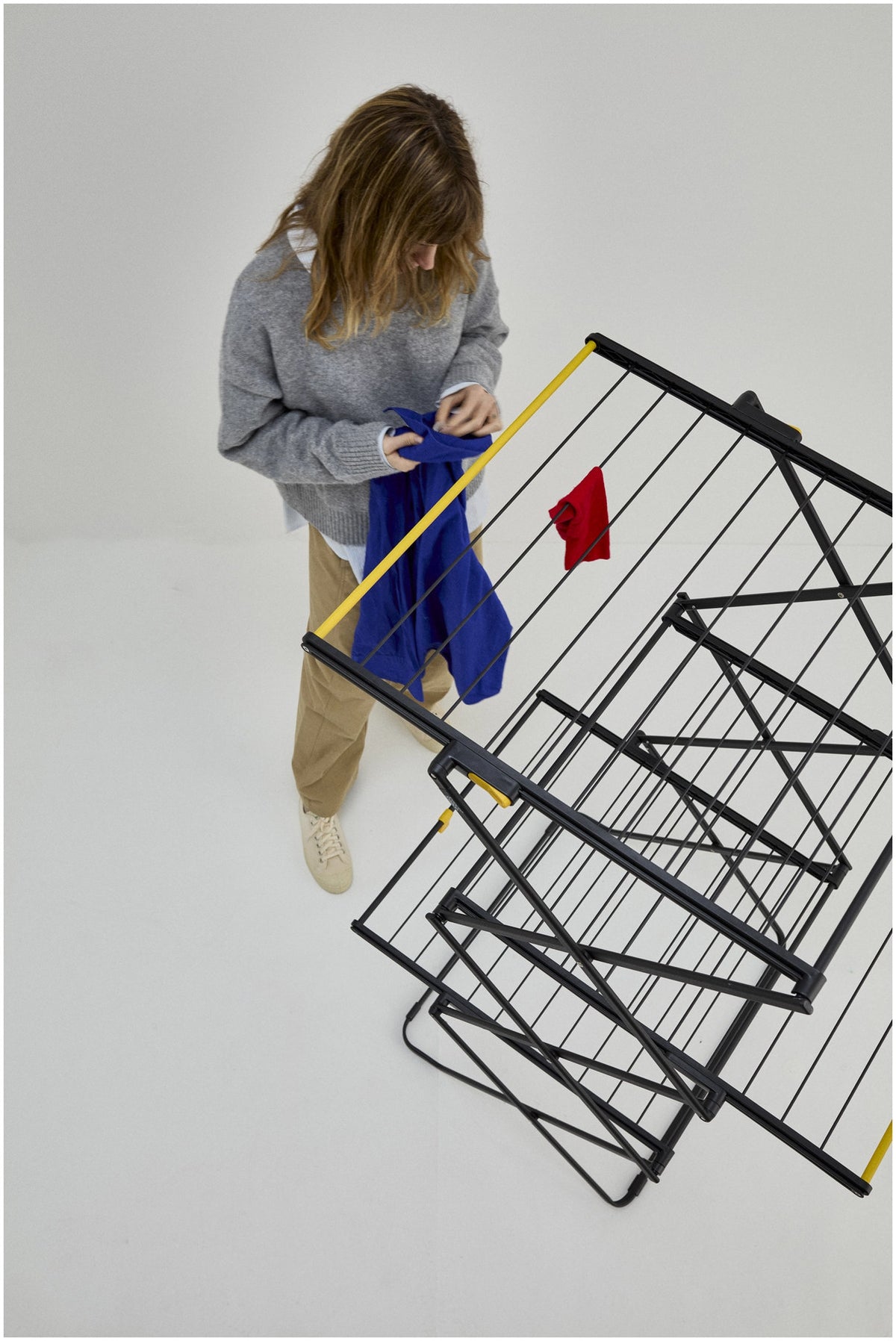 AirFrame  3-stufiger Wäscheständer in Schwarz präsentiert im Onlineshop von KAQTU Design AG. Wäscheständer ist von Joseph Joseph