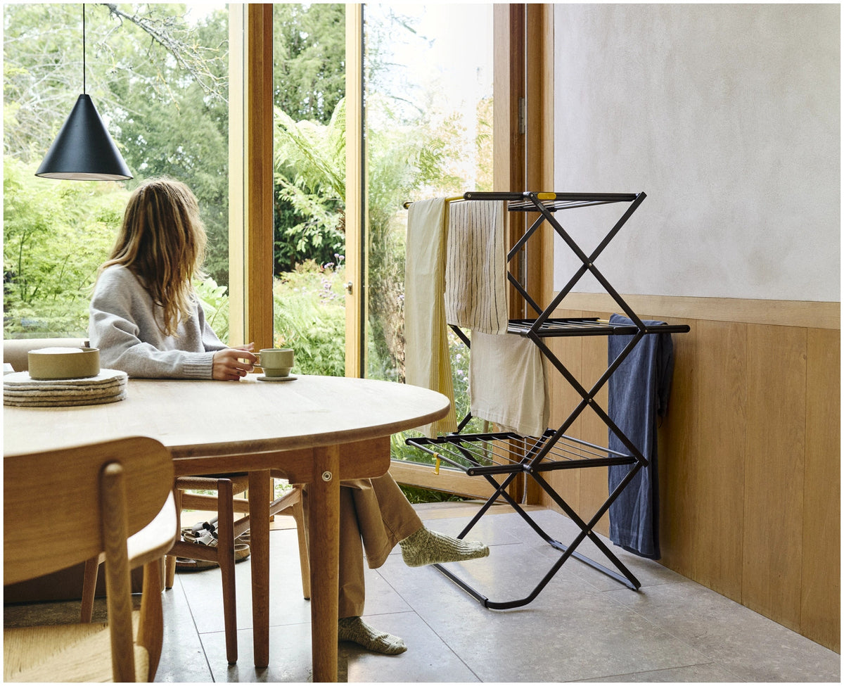 AirFrame  3-stufiger Wäscheständer in Schwarz präsentiert im Onlineshop von KAQTU Design AG. Wäscheständer ist von Joseph Joseph