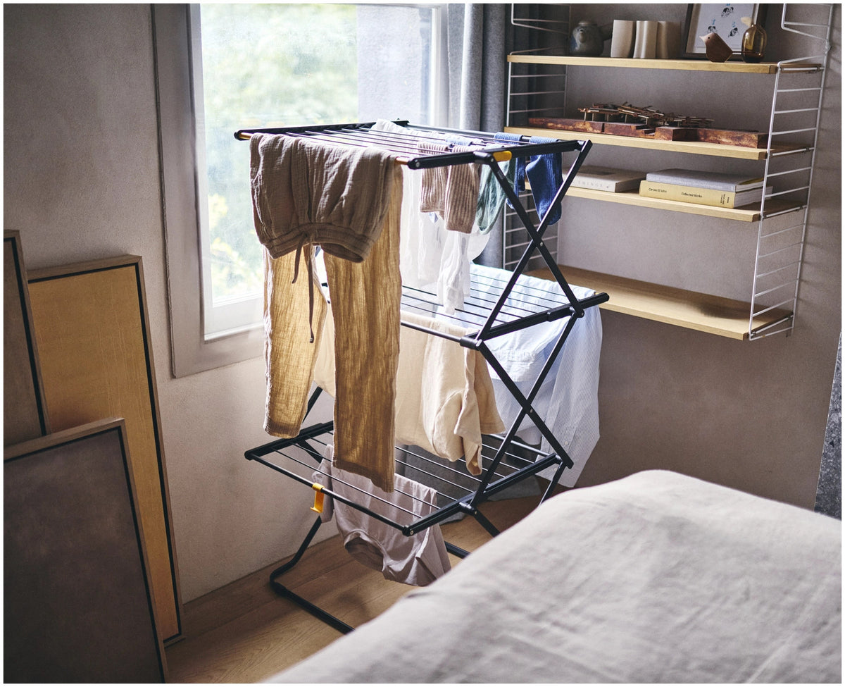 AirFrame  3-stufiger Wäscheständer in Schwarz präsentiert im Onlineshop von KAQTU Design AG. Wäscheständer ist von Joseph Joseph