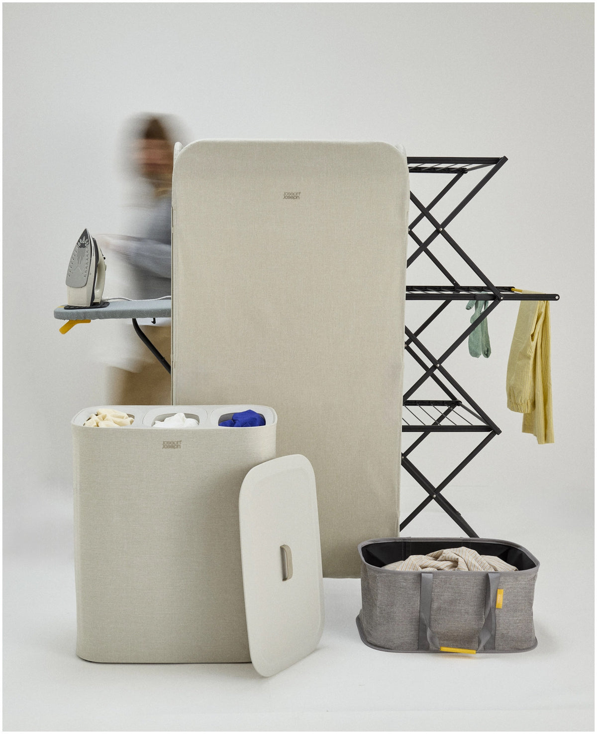 AirFrame  3-stufiger Wäscheständer in Schwarz präsentiert im Onlineshop von KAQTU Design AG. Wäscheständer ist von Joseph Joseph